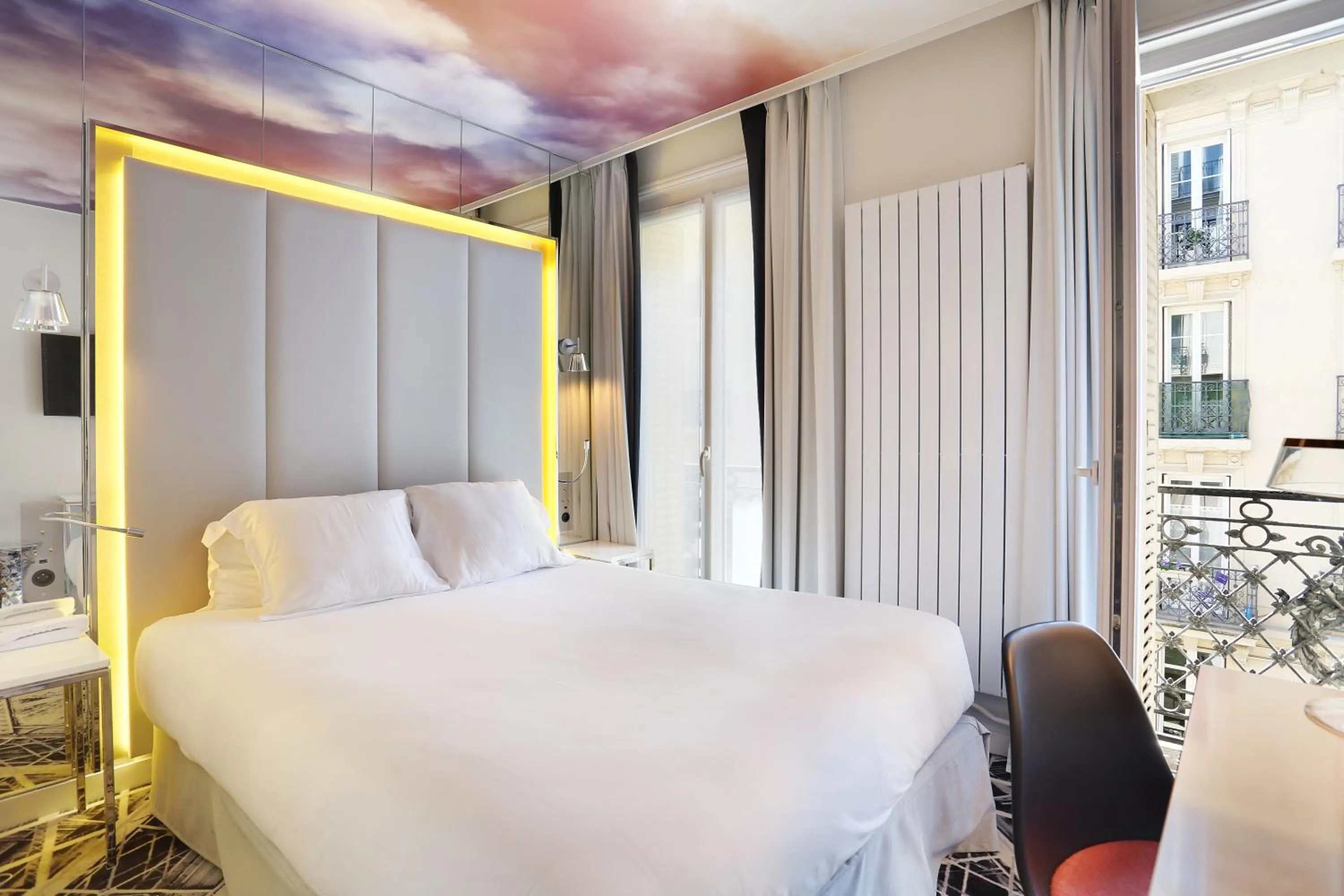 Bed in Nouvel Hôtel Eiffel