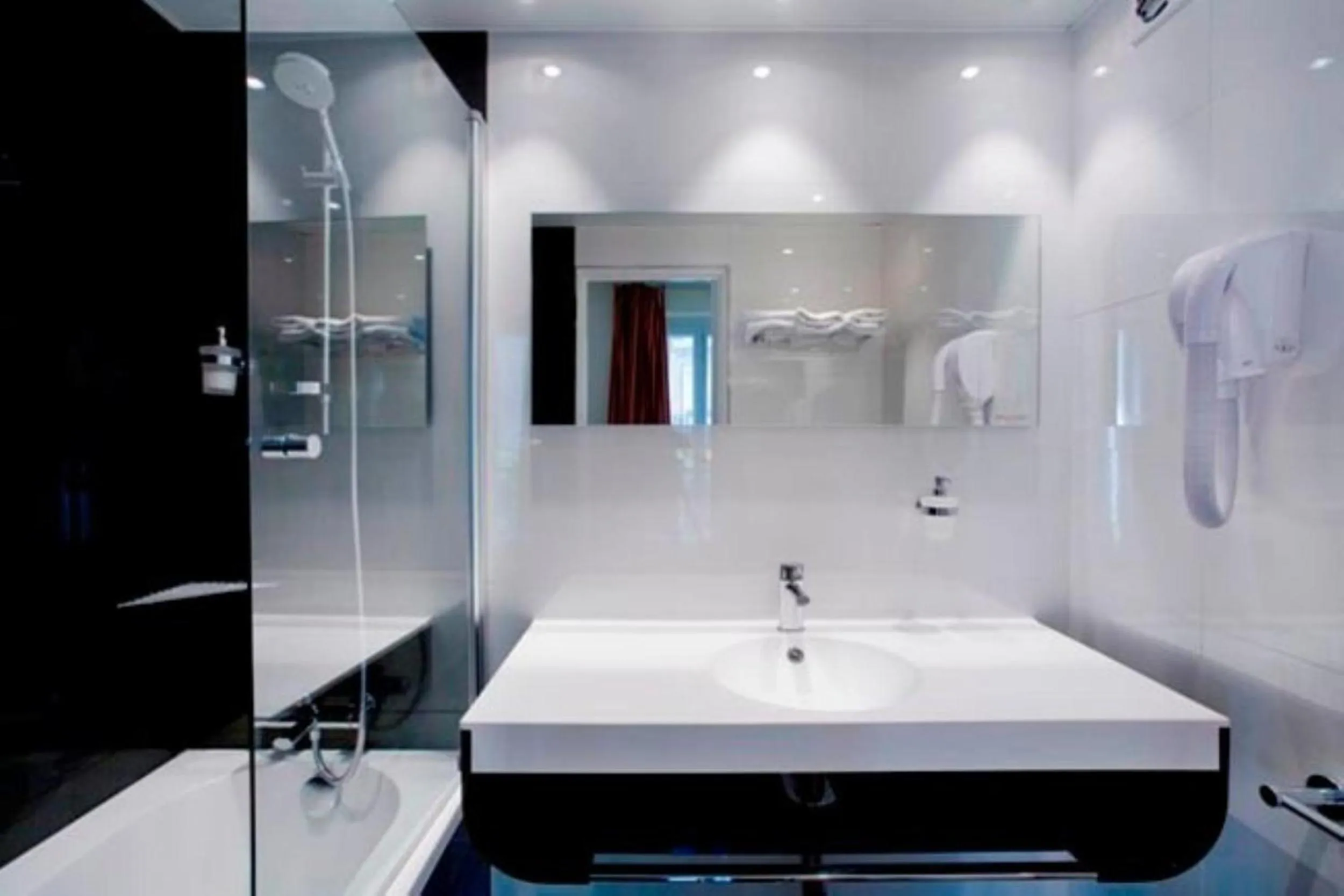 Bathroom in Nouvel Hôtel Eiffel