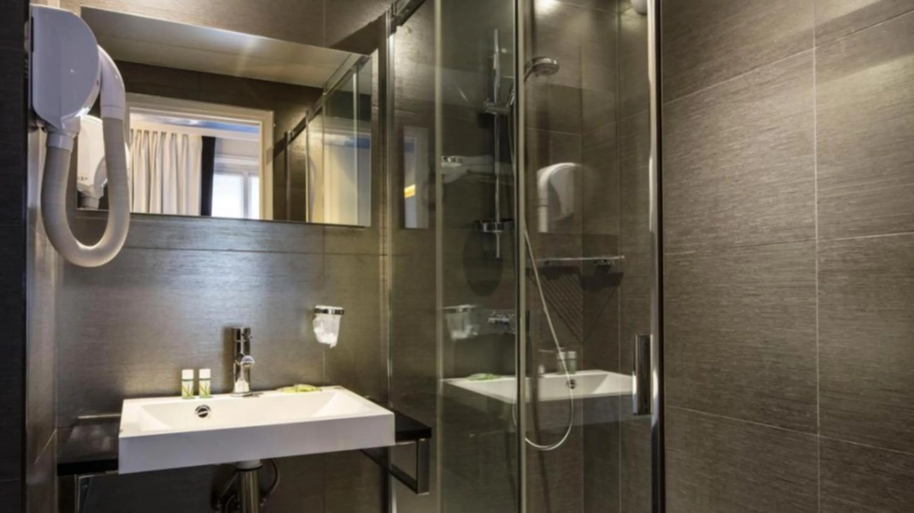 Bathroom in Nouvel Hôtel Eiffel