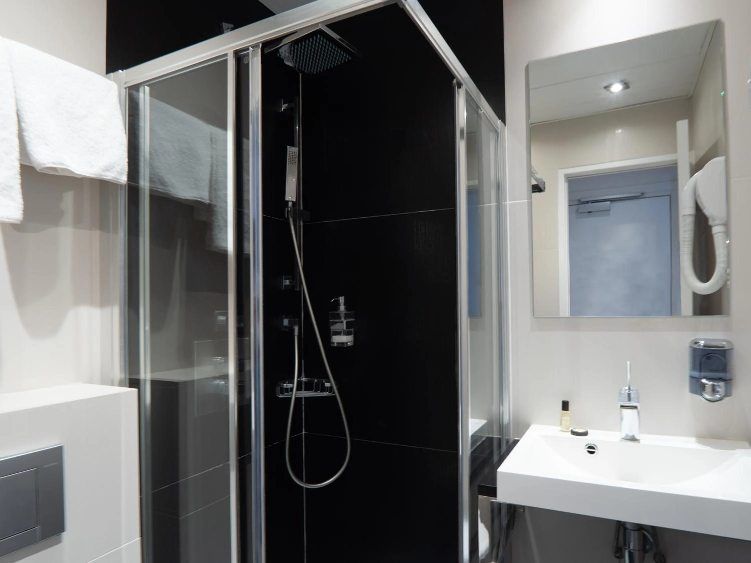 Bathroom in Nouvel Hôtel Eiffel