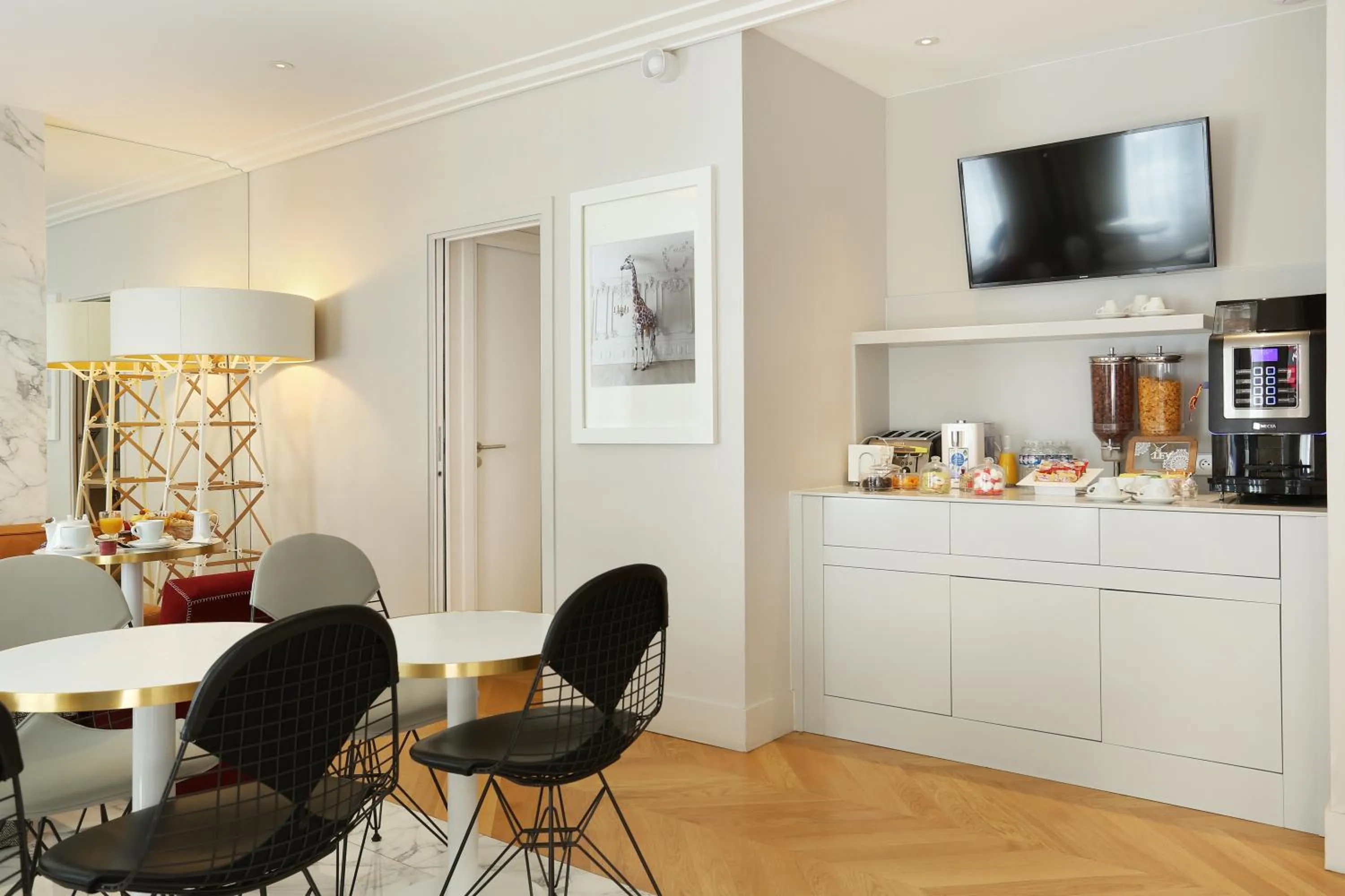 Communal lounge/ TV room in Nouvel Hôtel Eiffel