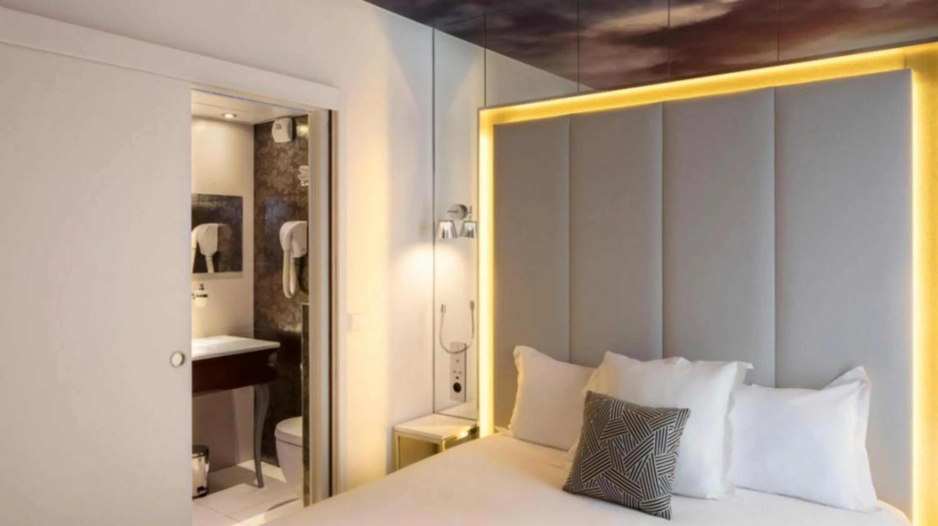 Photo of the whole room, Bed in Nouvel Hôtel Eiffel