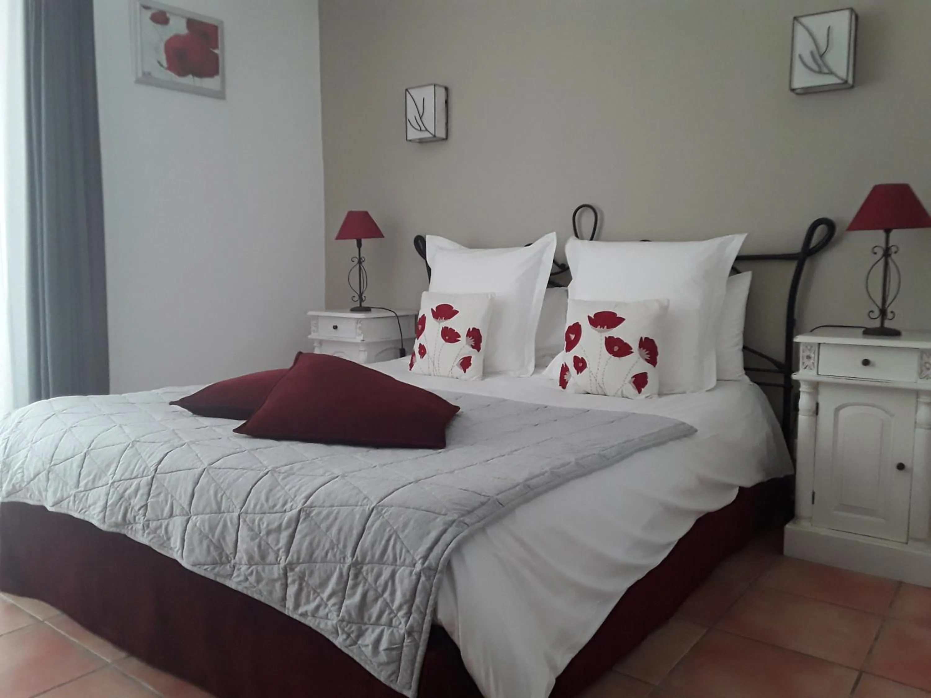 Photo of the whole room, Bed in Mas de l'ile