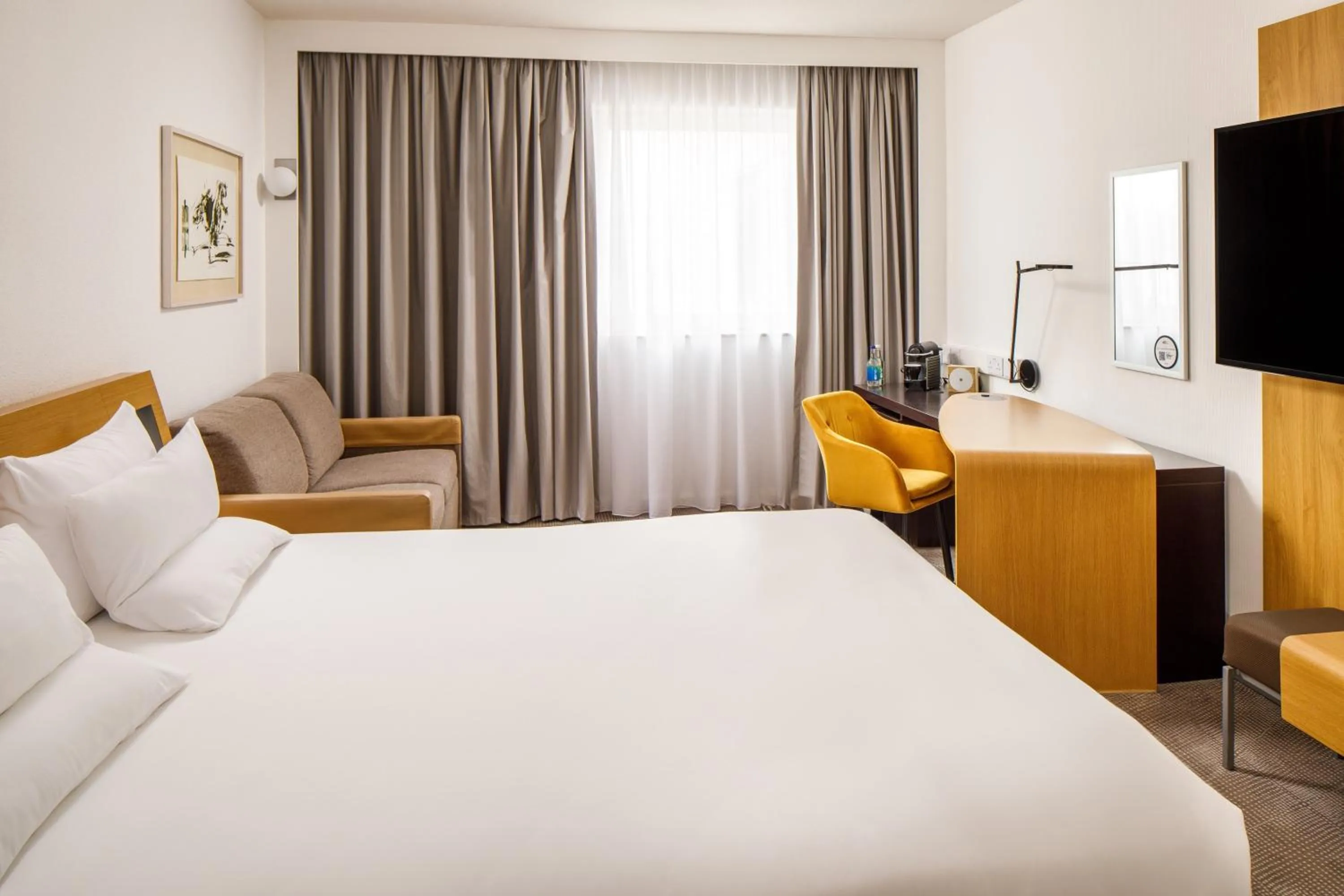 Bedroom, Bed in Novotel London Greenwich