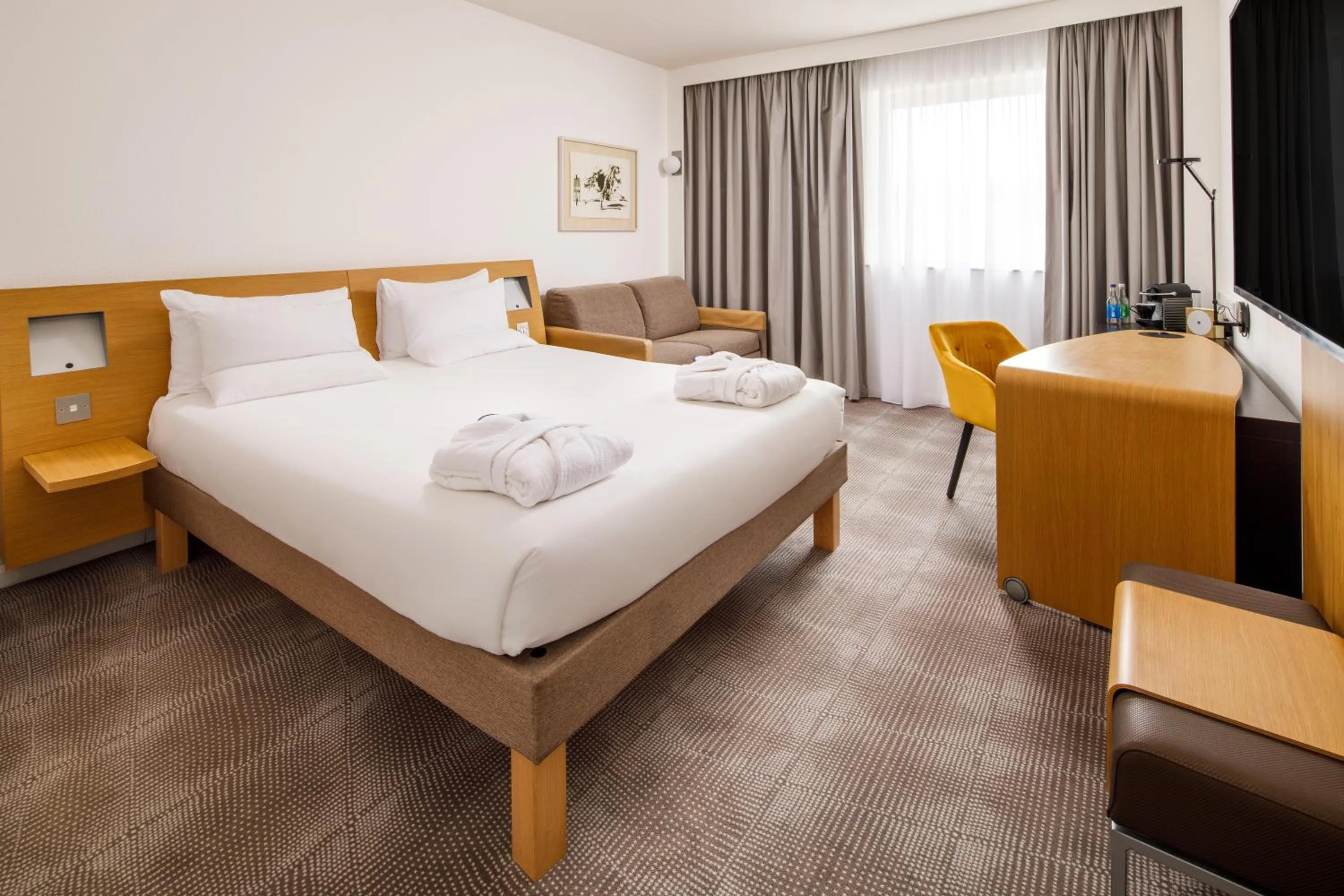 Bedroom, Bed in Novotel London Greenwich