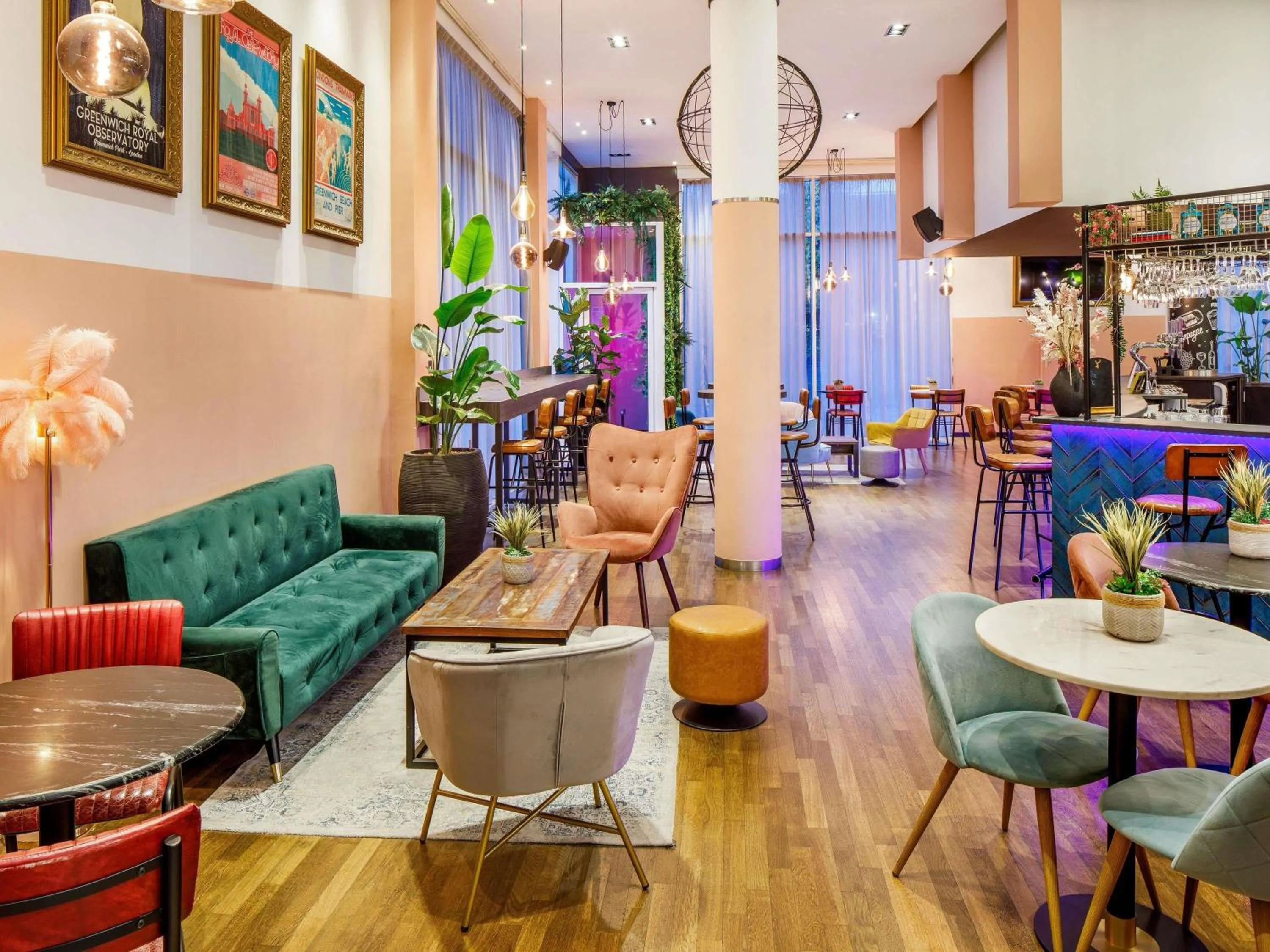 Lounge or bar in Novotel London Greenwich