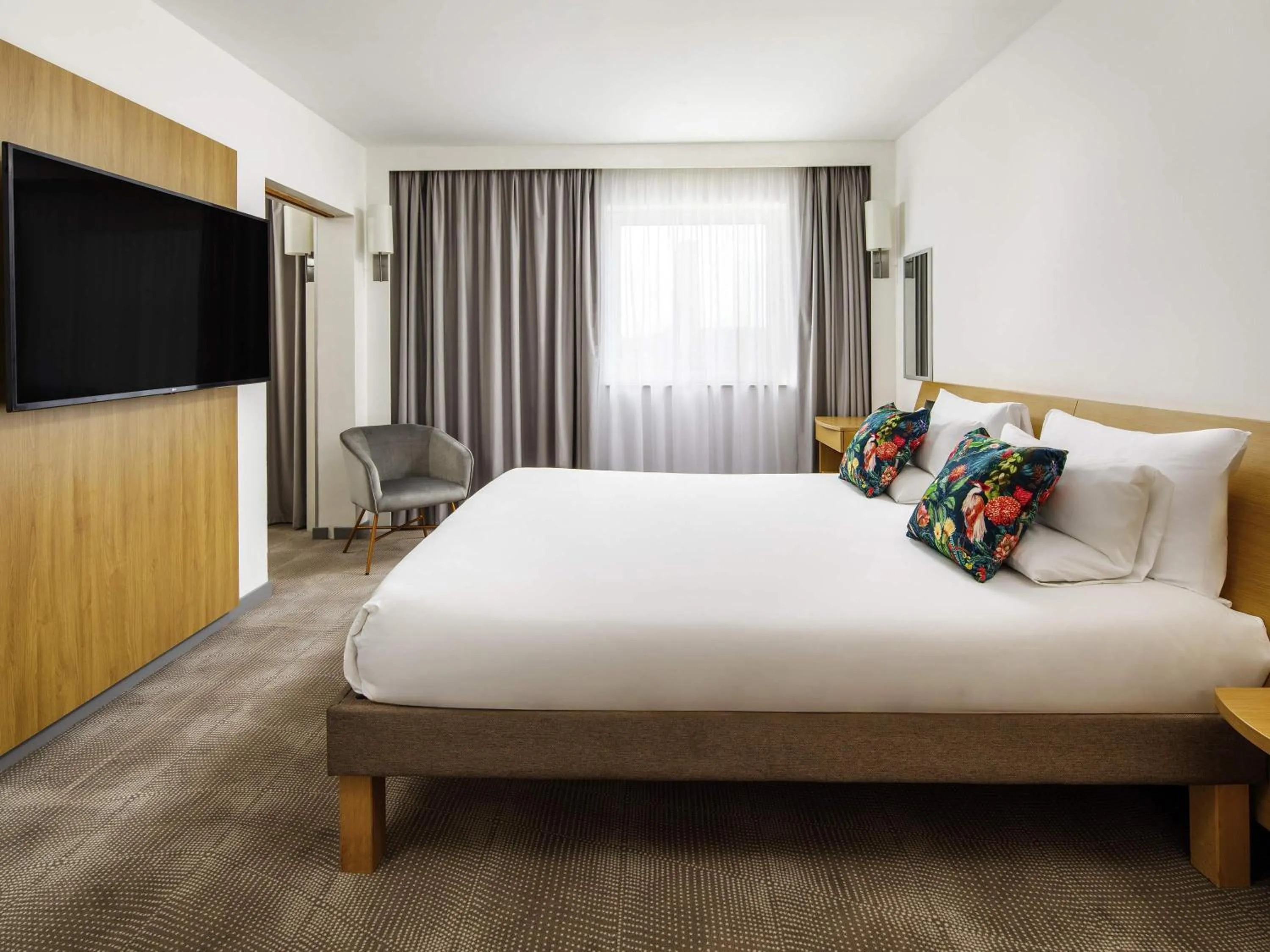 Bedroom, Bed in Novotel London Greenwich