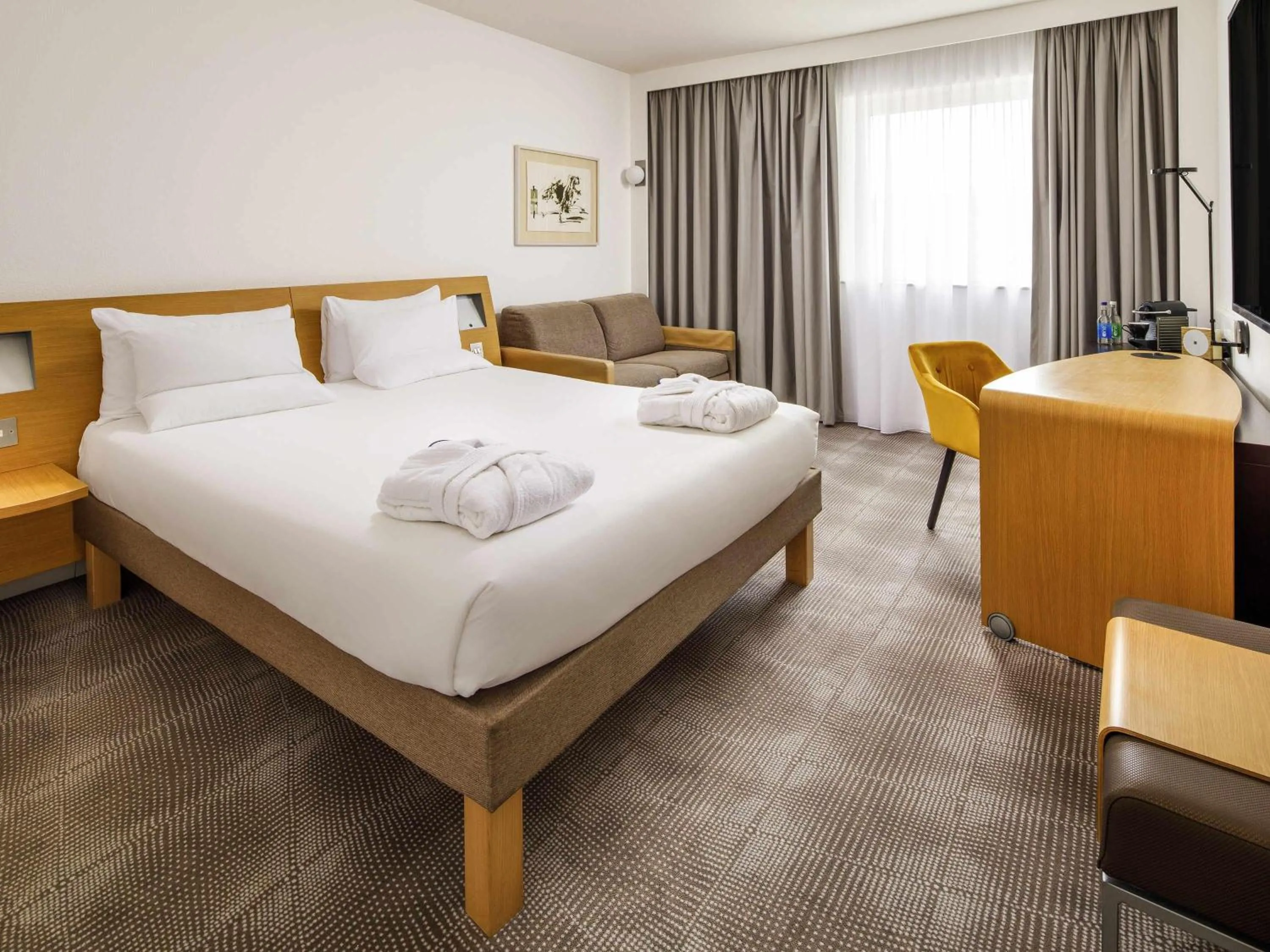 Bedroom, Bed in Novotel London Greenwich
