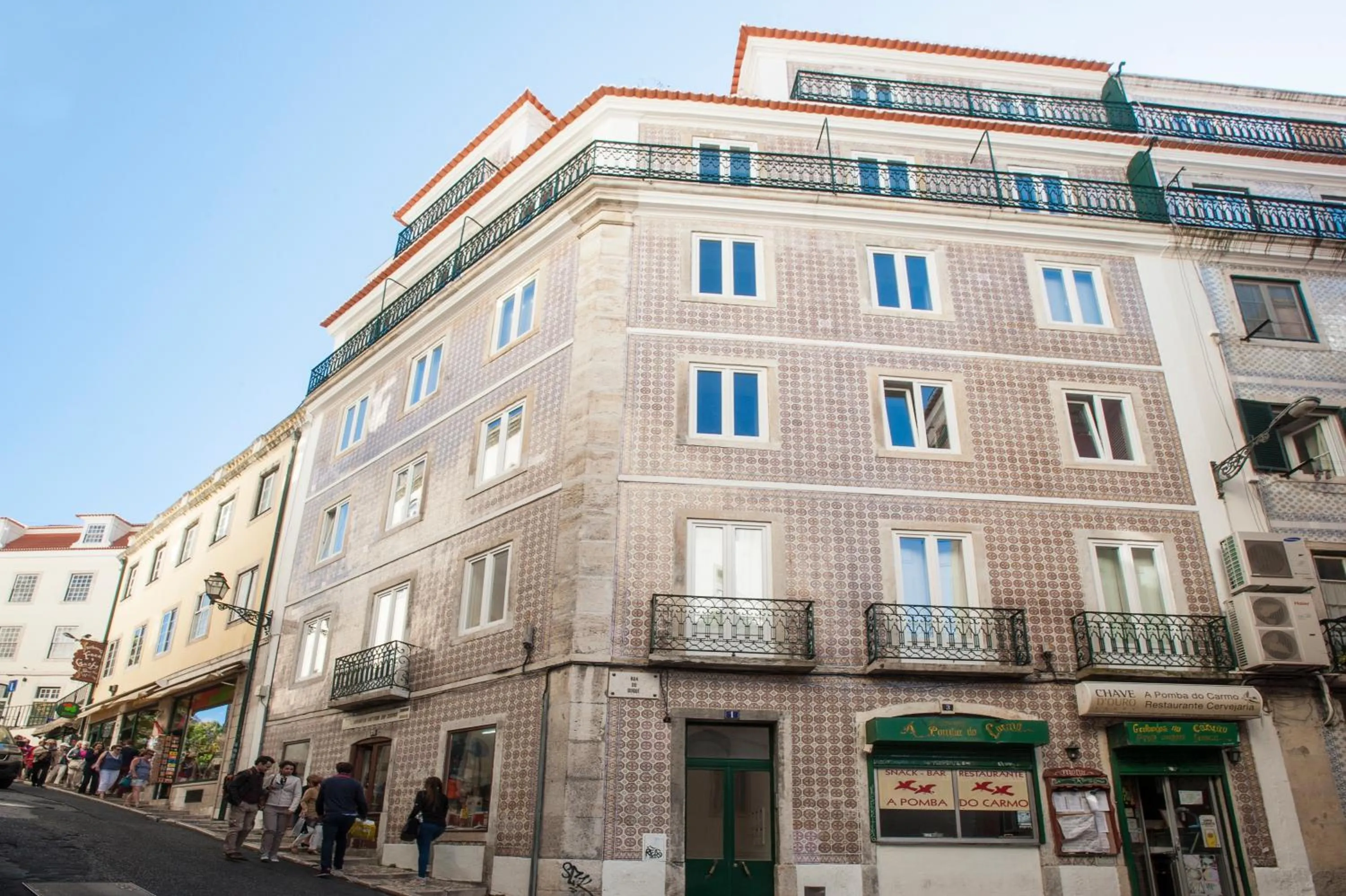 Facade/entrance in Duque-Chiado Downtown