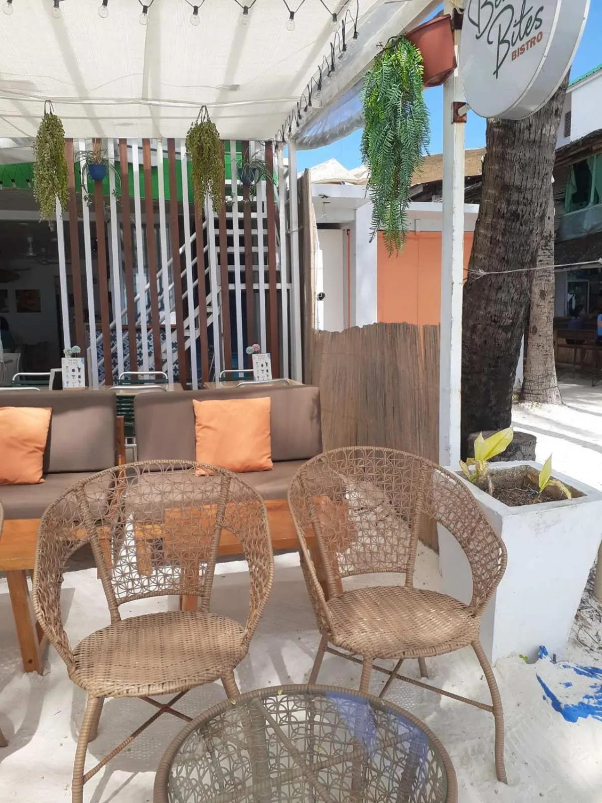 Restaurant/places to eat in Bluewaves Beach House