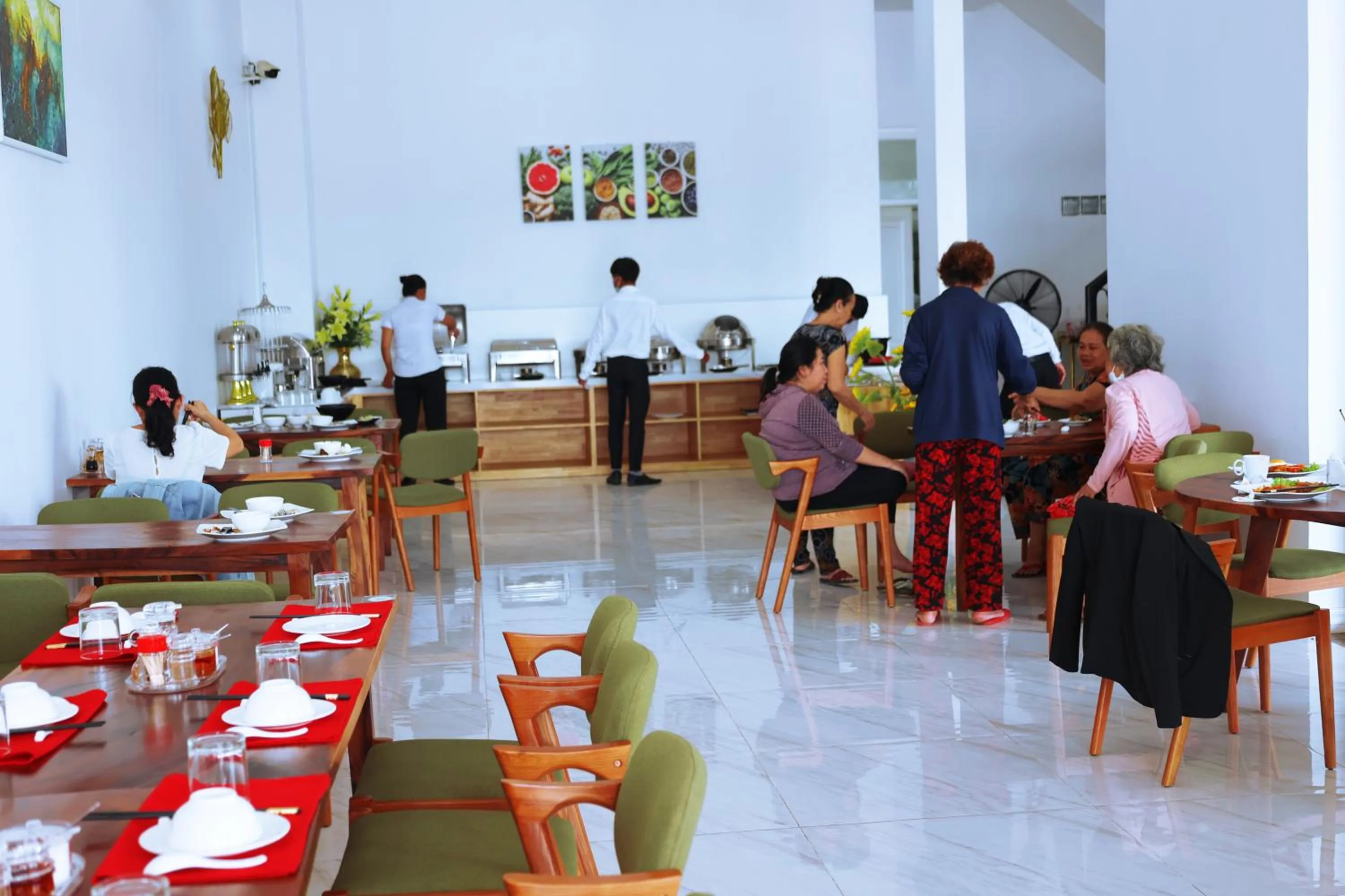 Restaurant/places to eat in Shanghai Resort