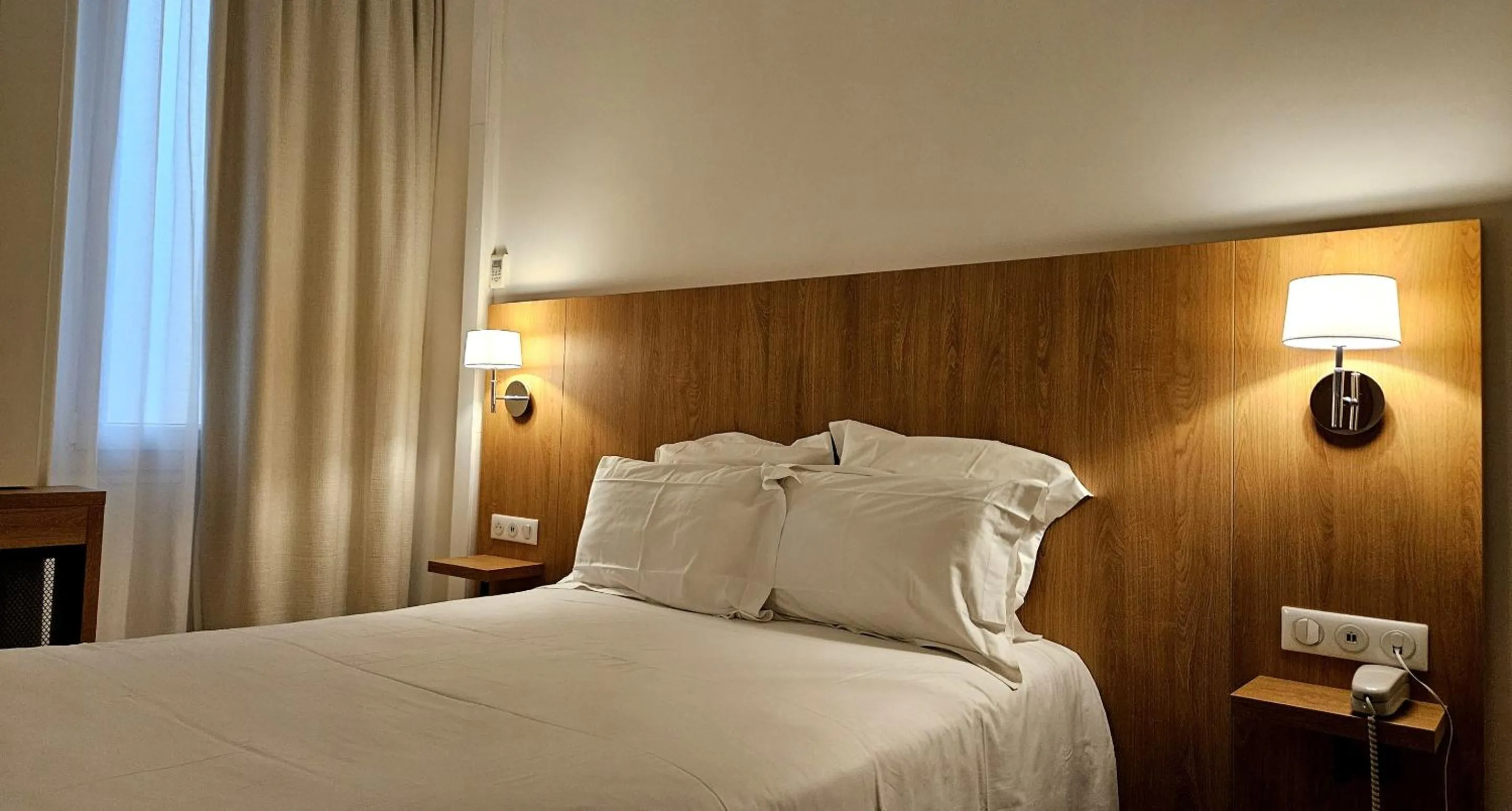 Bedroom, Bed in Hotel Carlton Nice