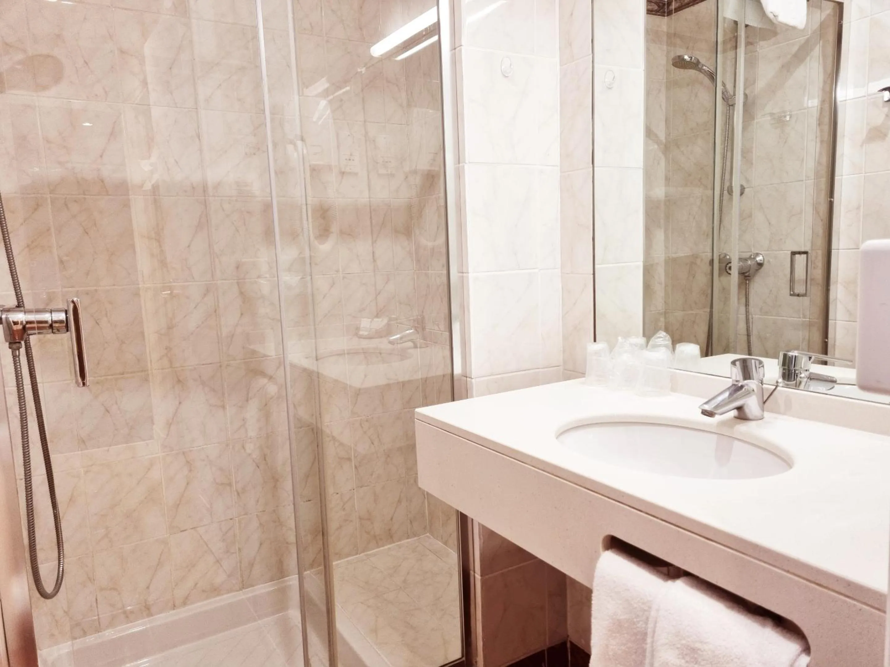 Bathroom in Hotel Carlton Nice