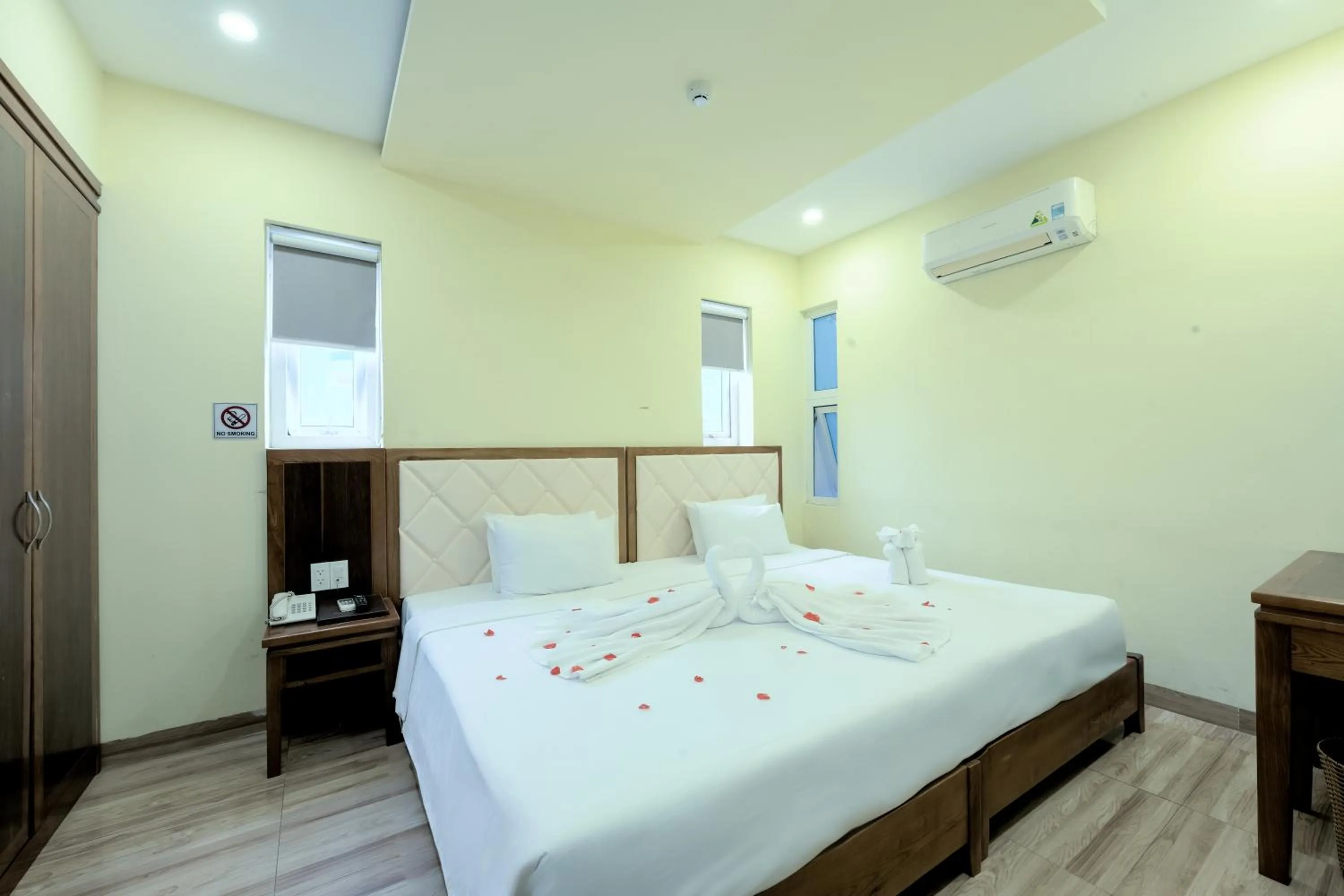 Photo of the whole room, Bed in DaNa Sailing Hotel