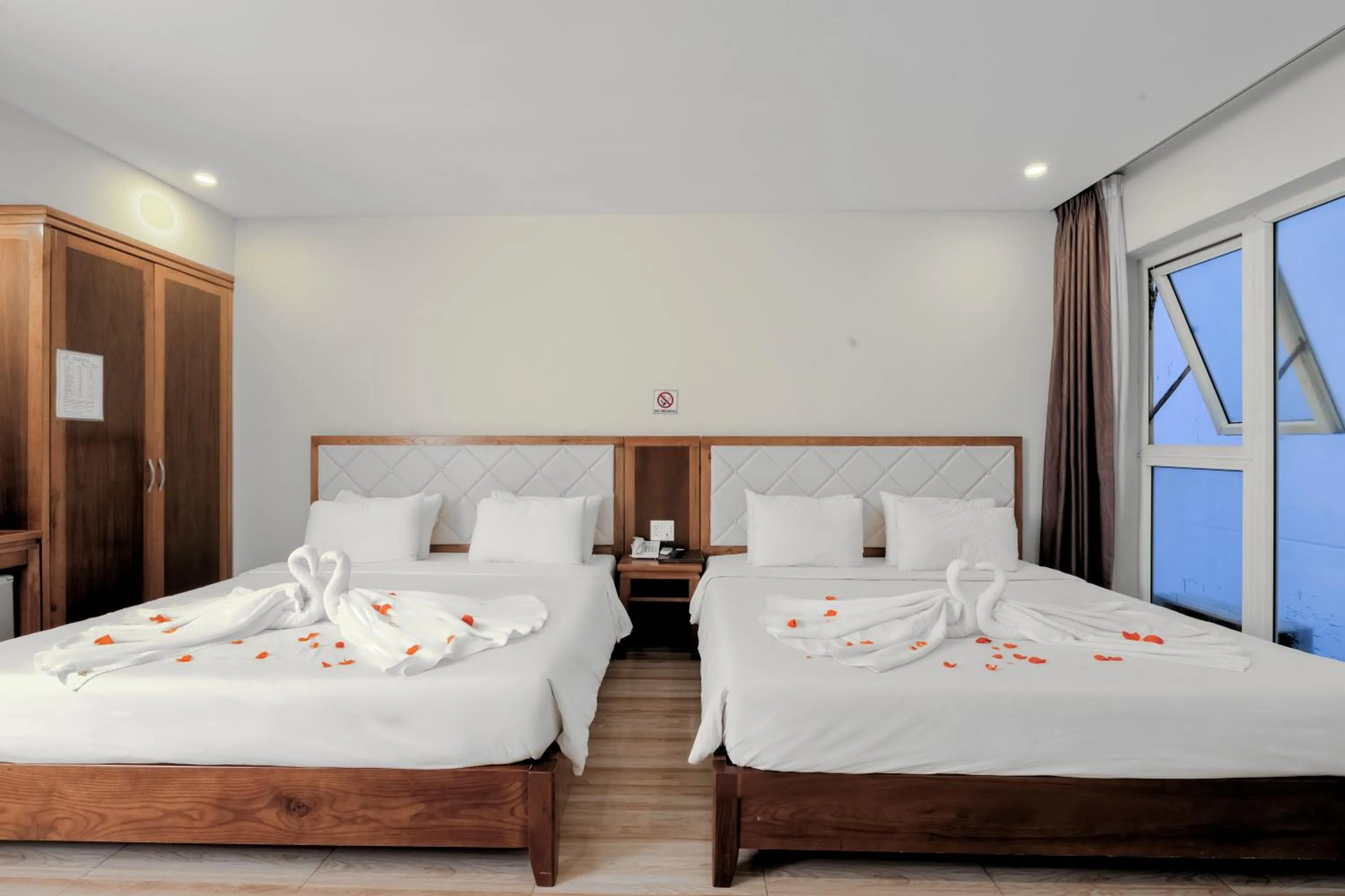 Bed in DaNa Sailing Hotel