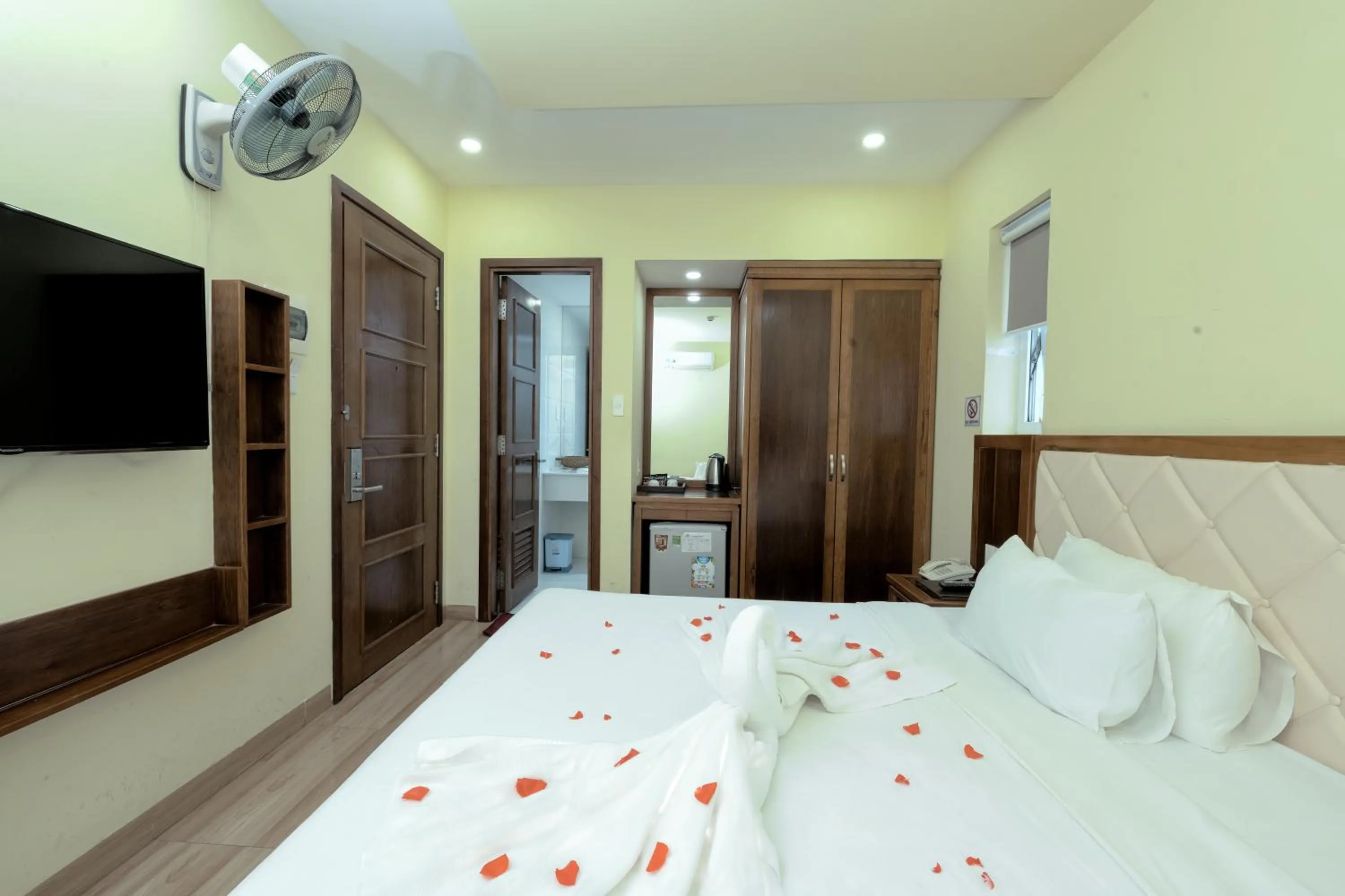 Bedroom, Bed in DaNa Sailing Hotel