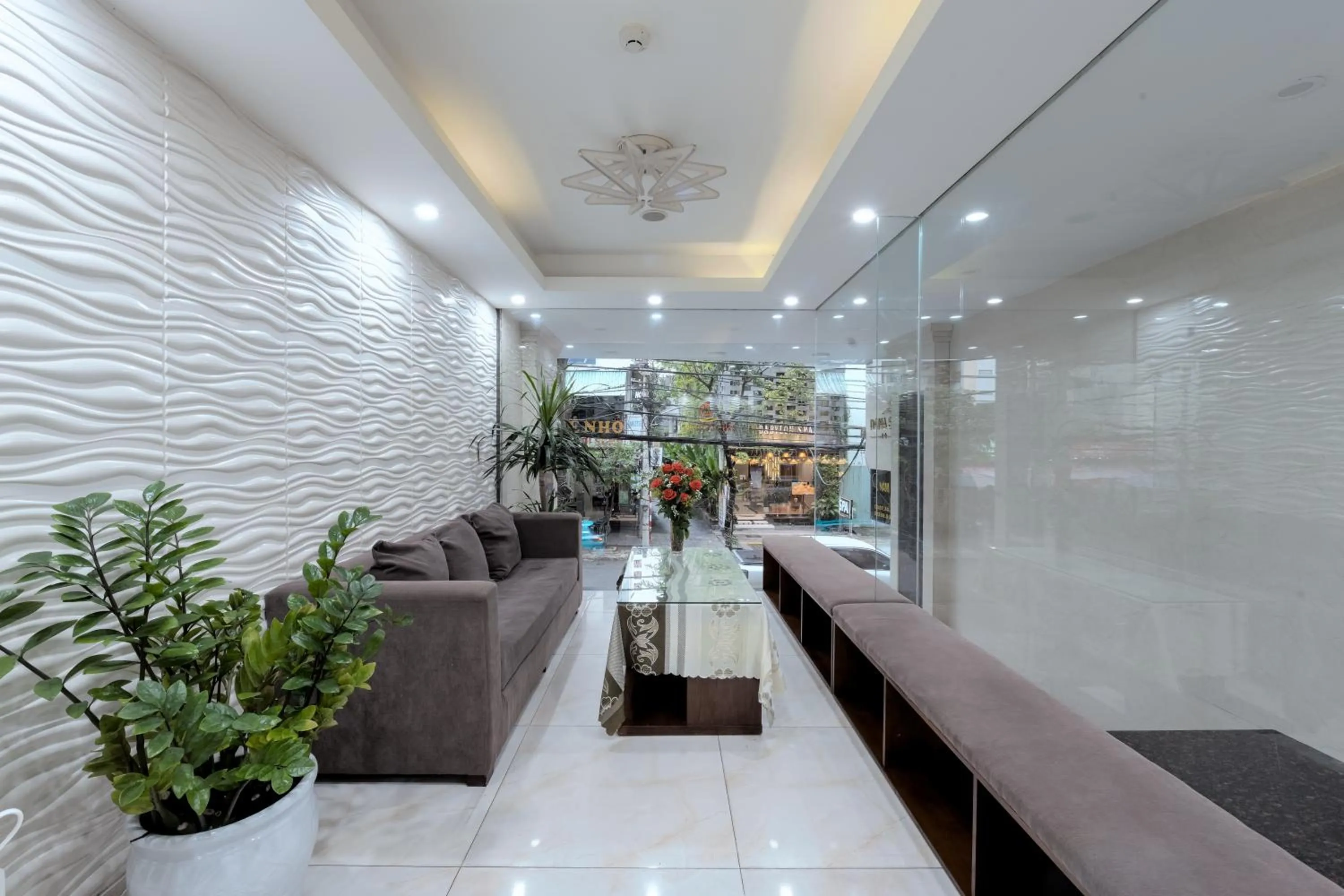 Communal lounge/ TV room in DaNa Sailing Hotel