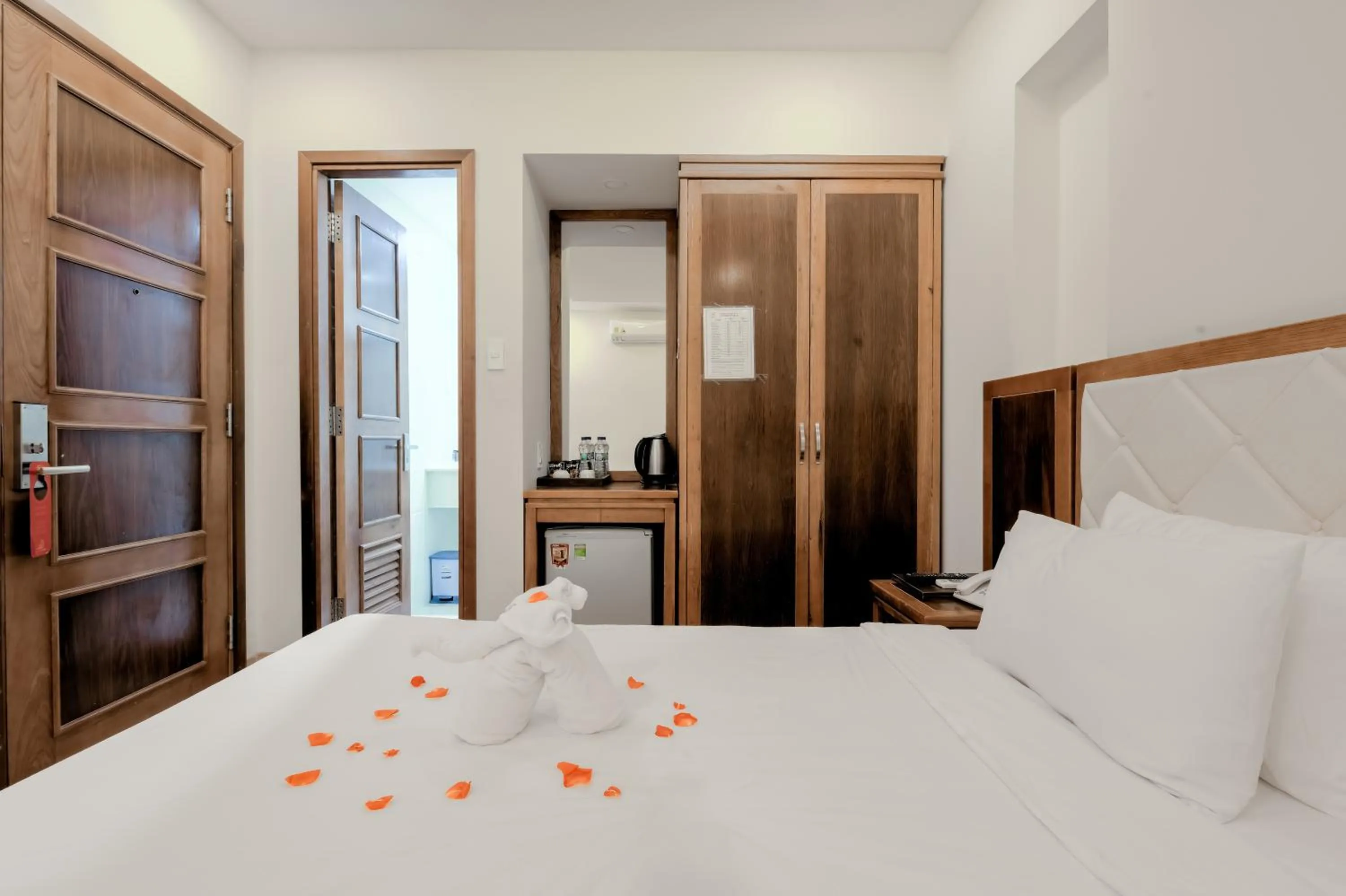 Bed in DaNa Sailing Hotel