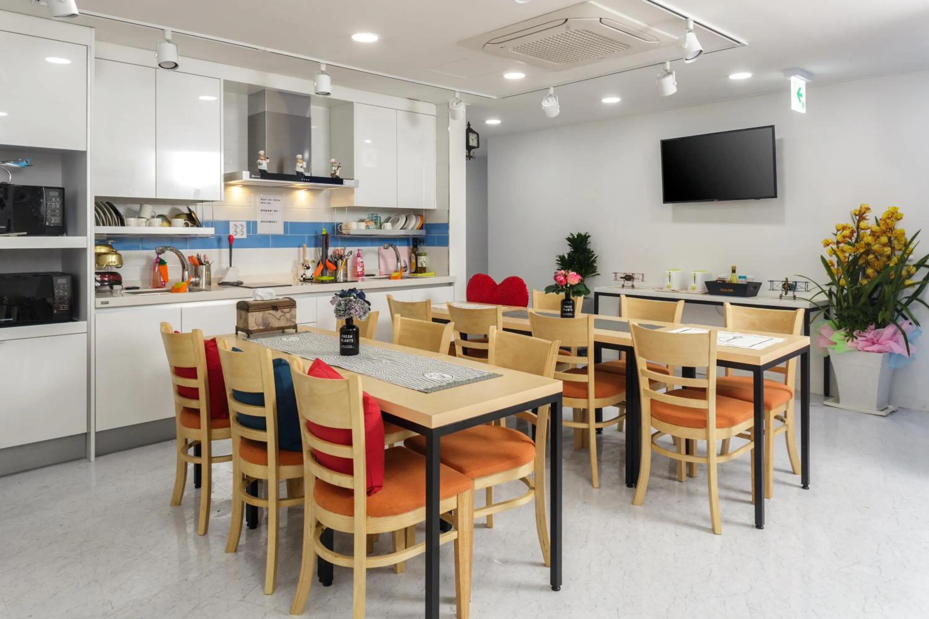 Communal lounge/ TV room in Myeongdong Sunshine Guesthouse