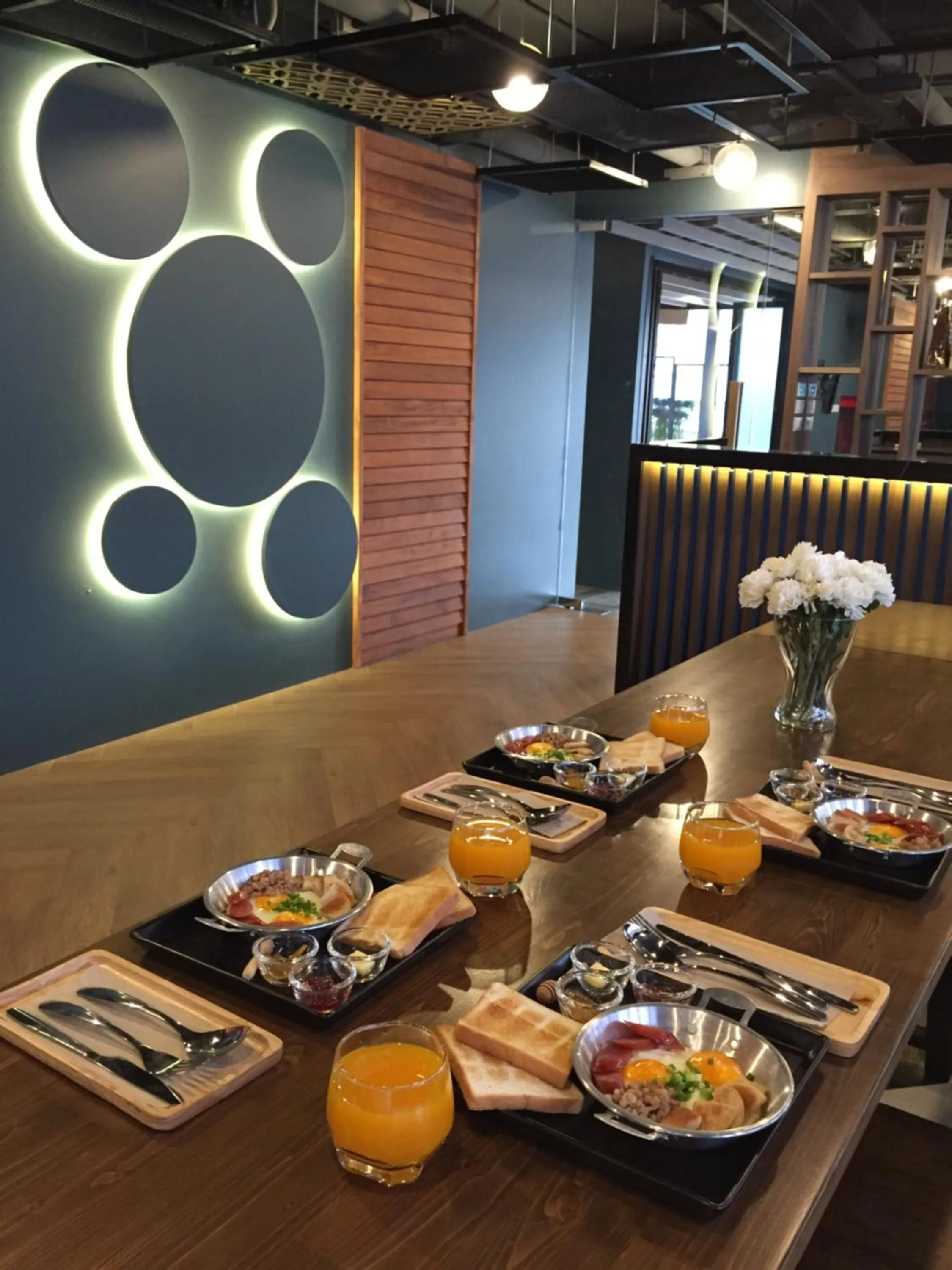 Breakfast in W Station