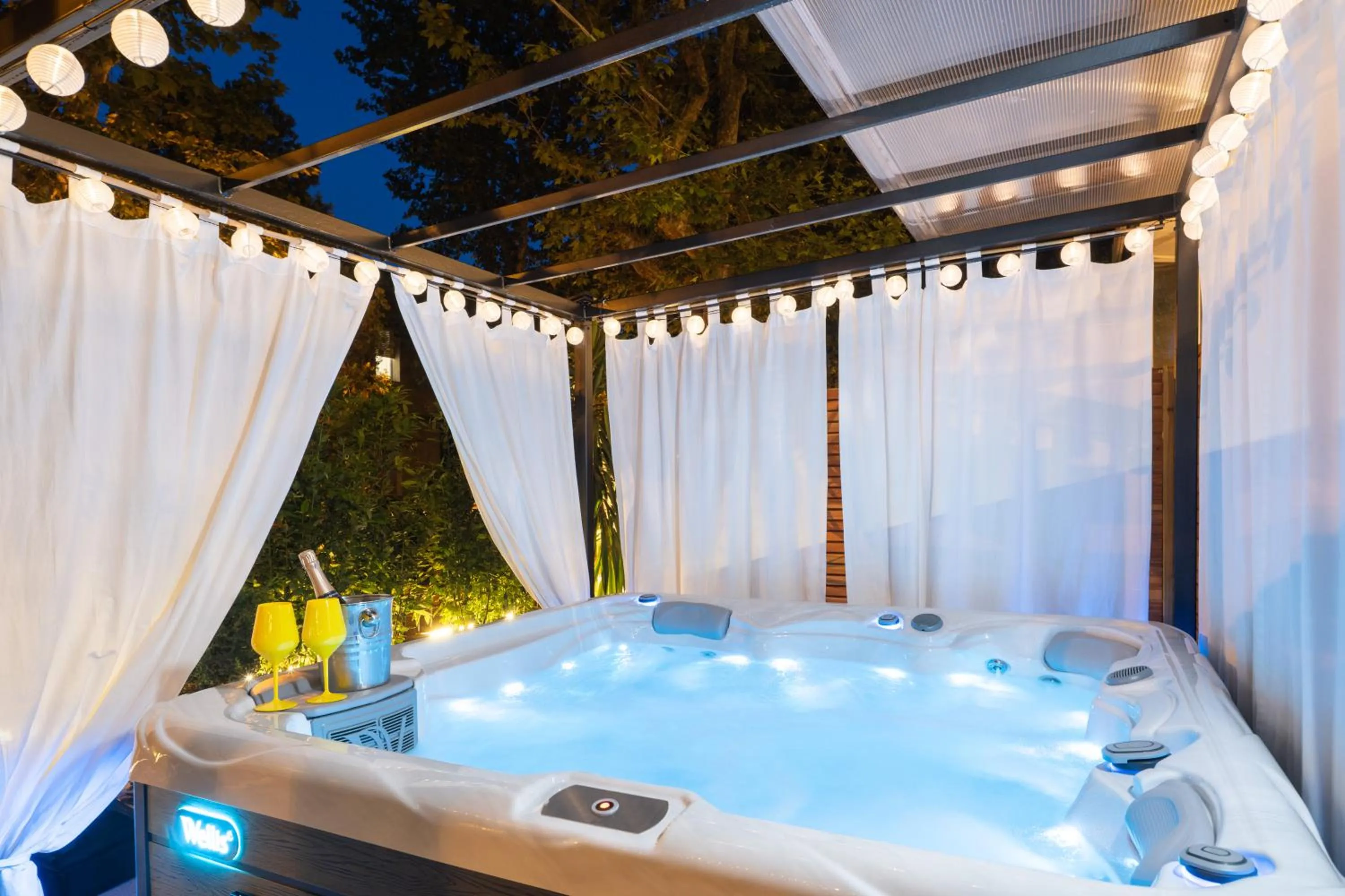 Open Air Bath in De La Ville Hotel