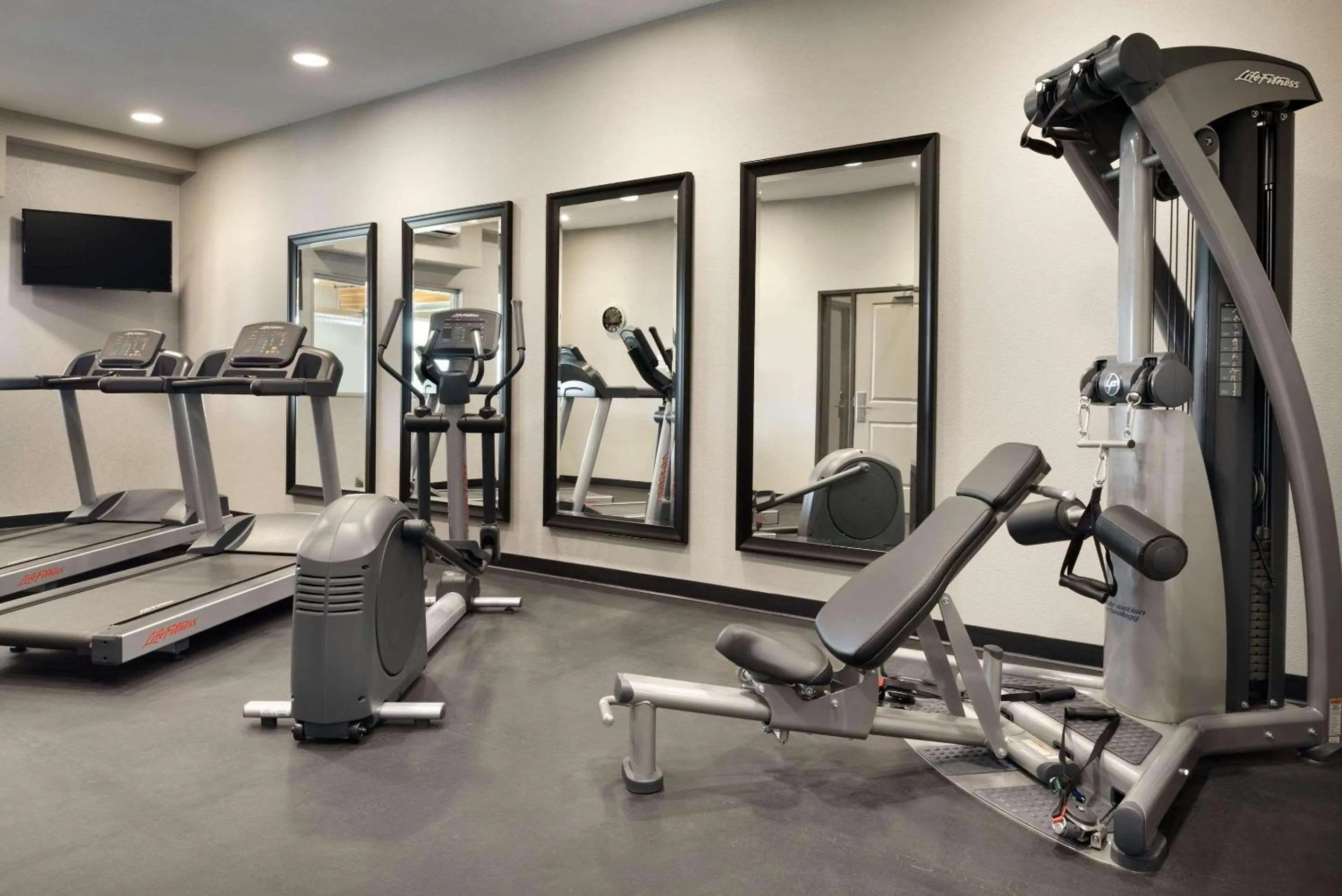Fitness centre/facilities in Country Inn & Suites by Radisson, Indianola, IA