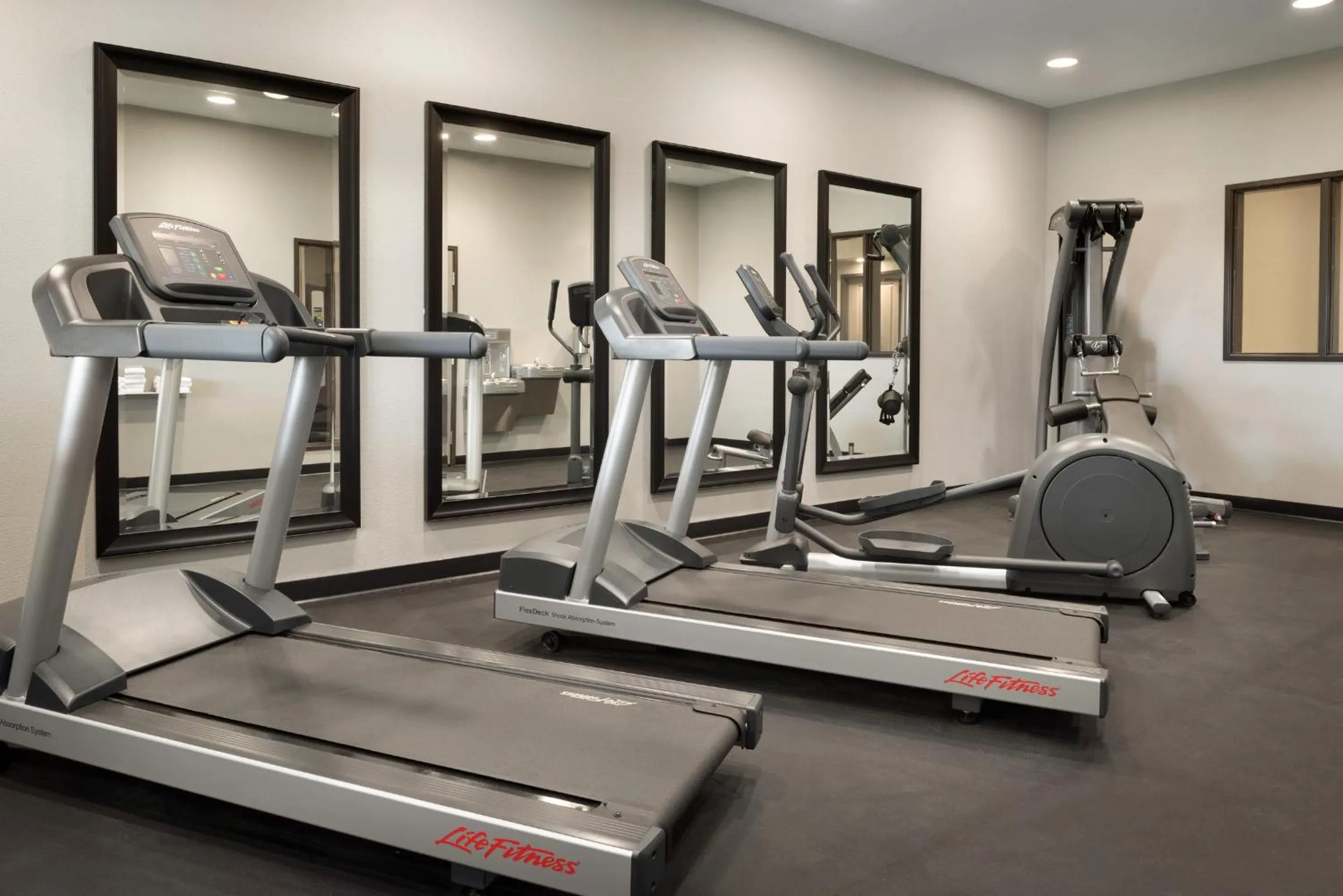 Fitness centre/facilities in Country Inn & Suites by Radisson, Indianola, IA