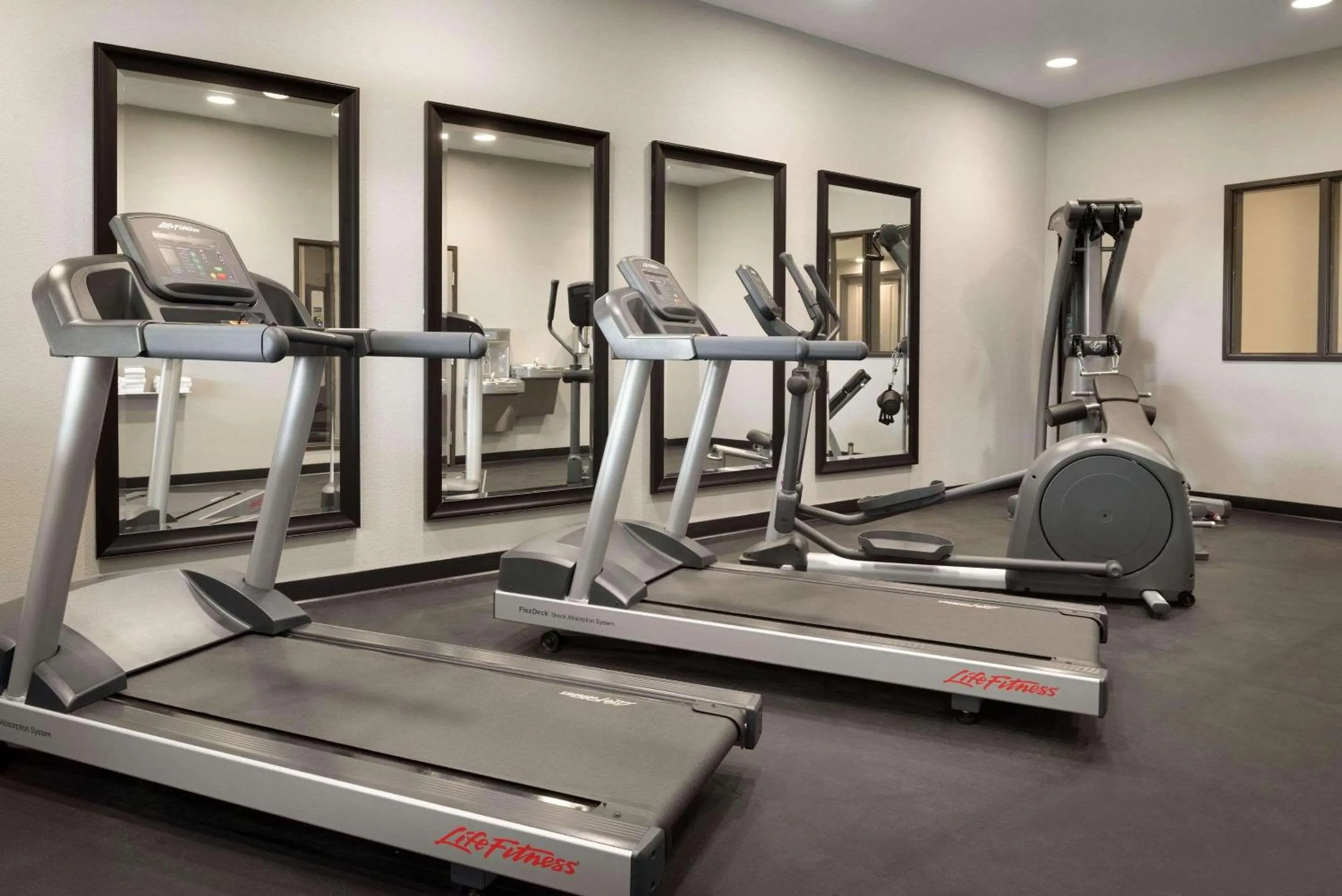Fitness centre/facilities in Country Inn & Suites by Radisson, Indianola, IA