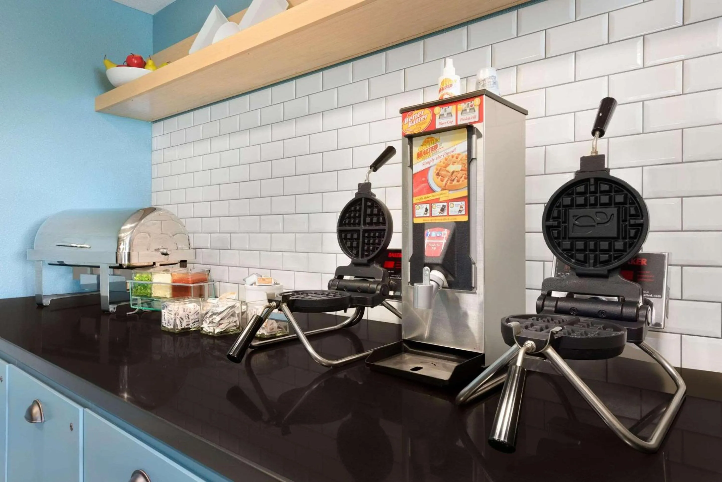 Breakfast in Country Inn & Suites by Radisson, Indianola, IA