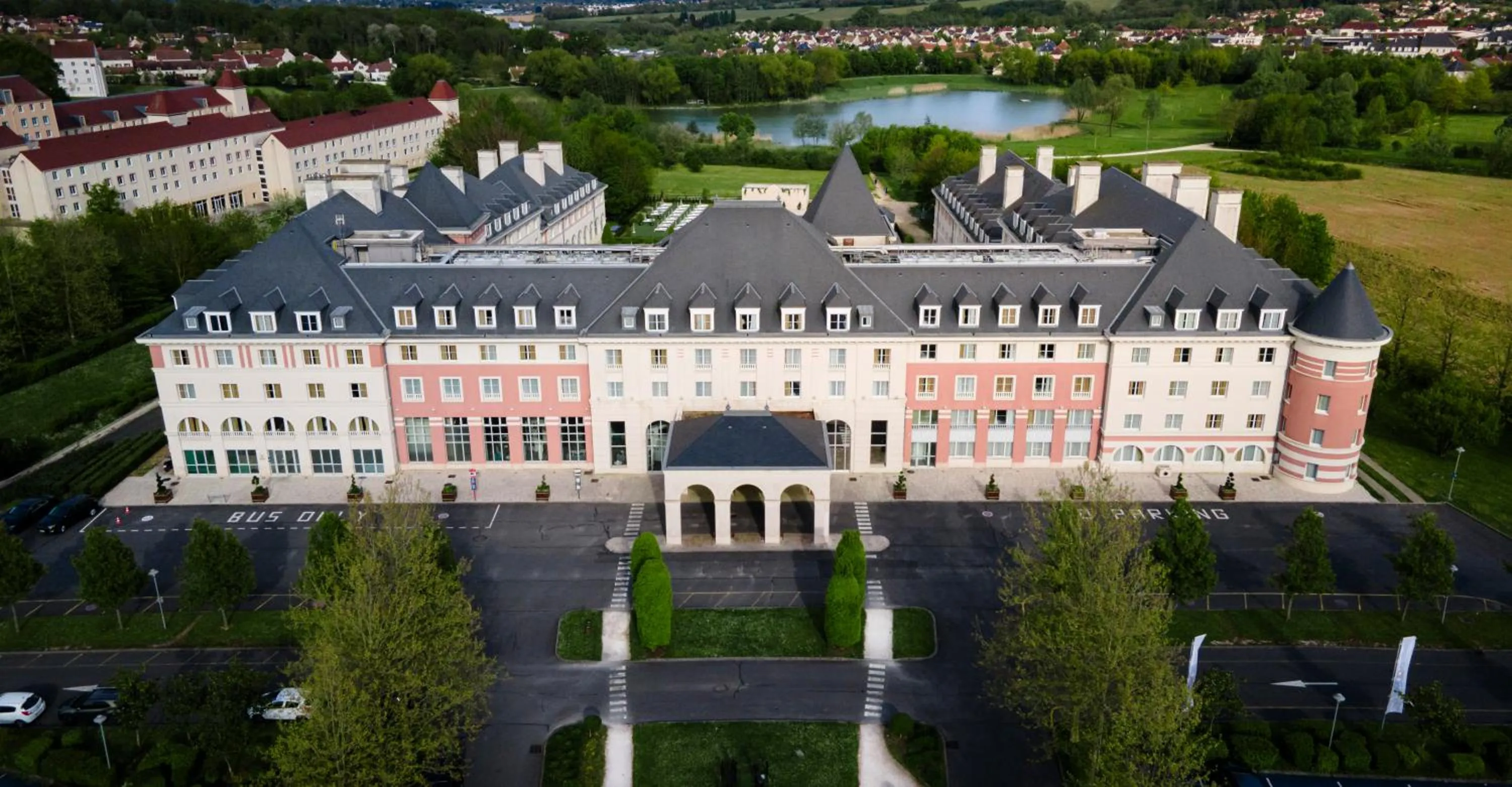 Property building in Dream Castle Hotel Marne La Vallee