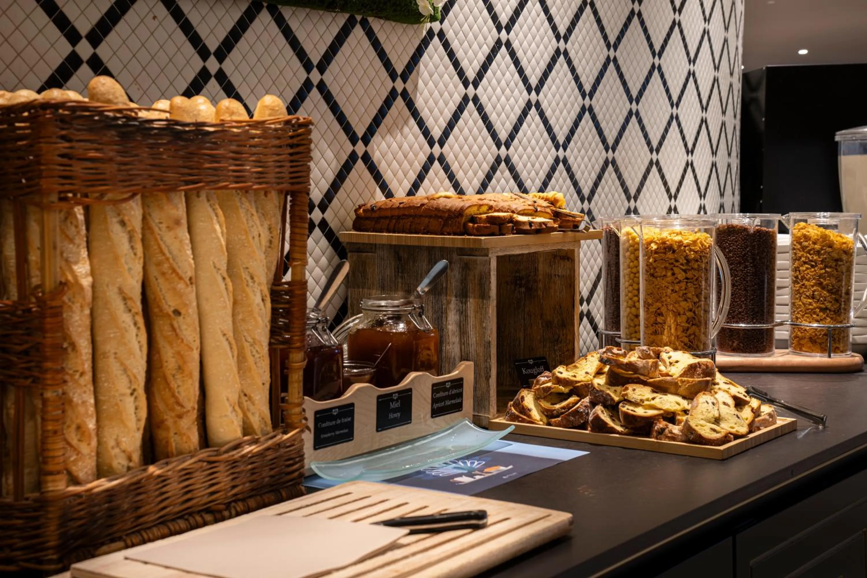 Restaurant/places to eat in Dream Castle Hotel Marne La Vallee