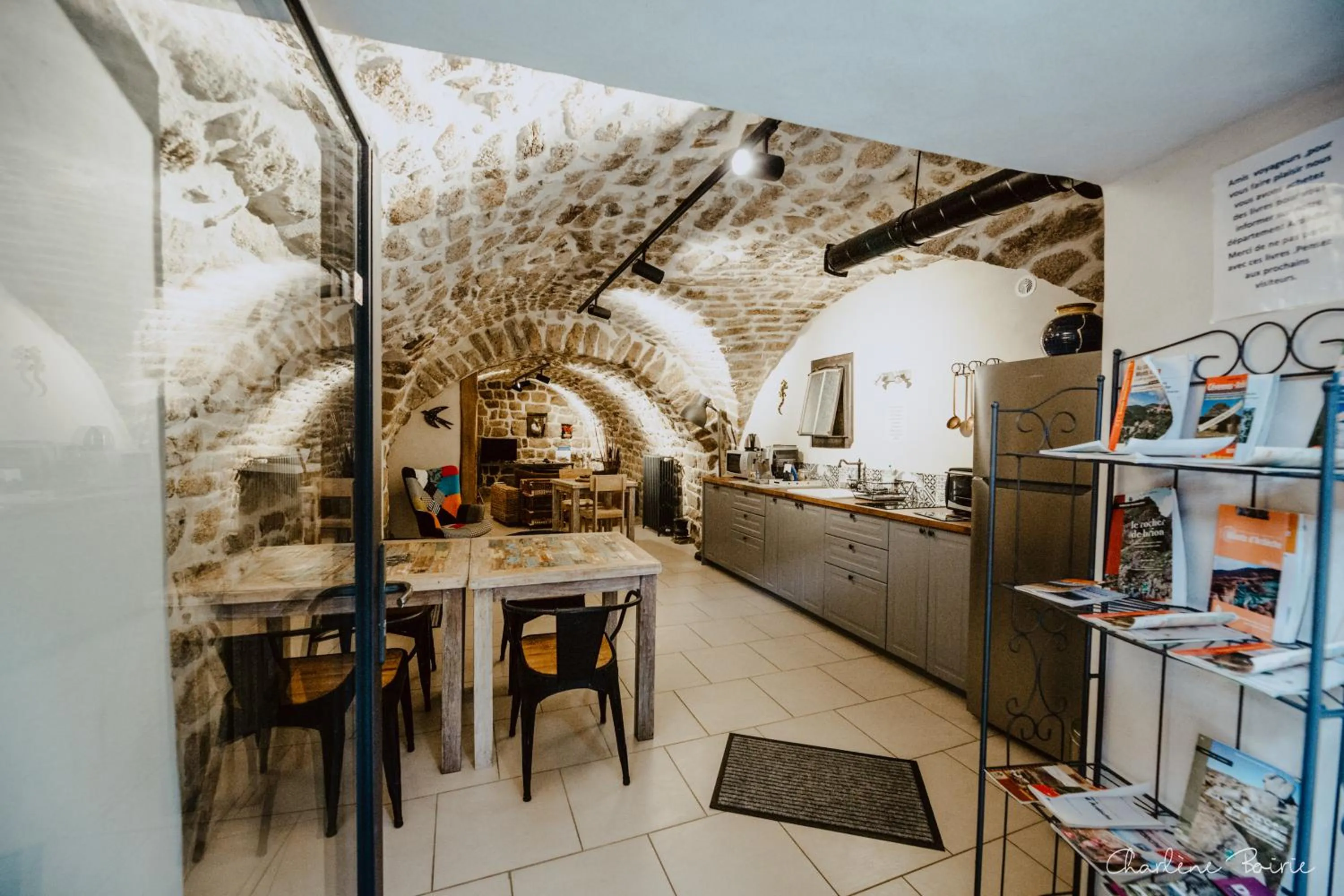 Communal kitchen in La Calade Chambres d'Hôtes & Espace Bien-Etre