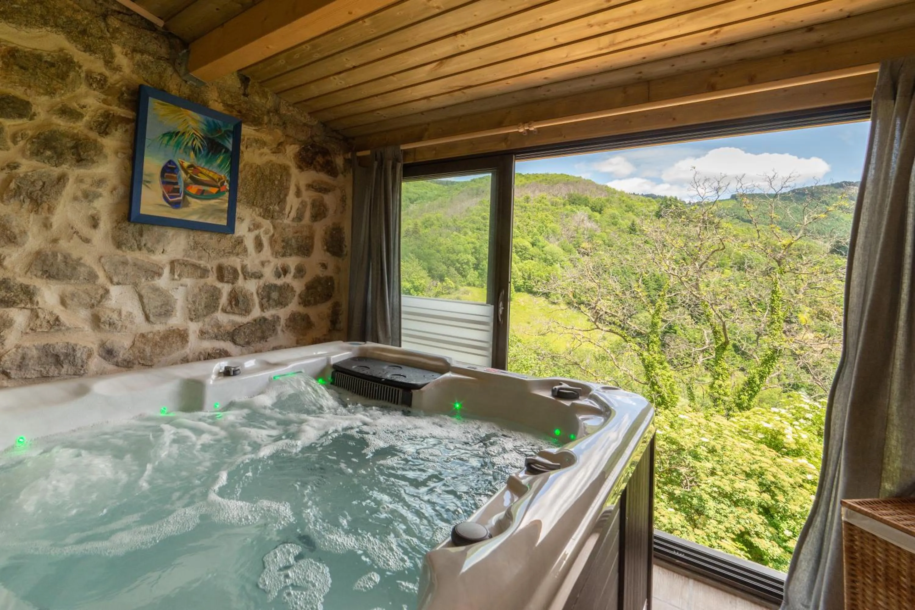 Hot Tub in La Calade Chambres d'Hôtes & Espace Bien-Etre