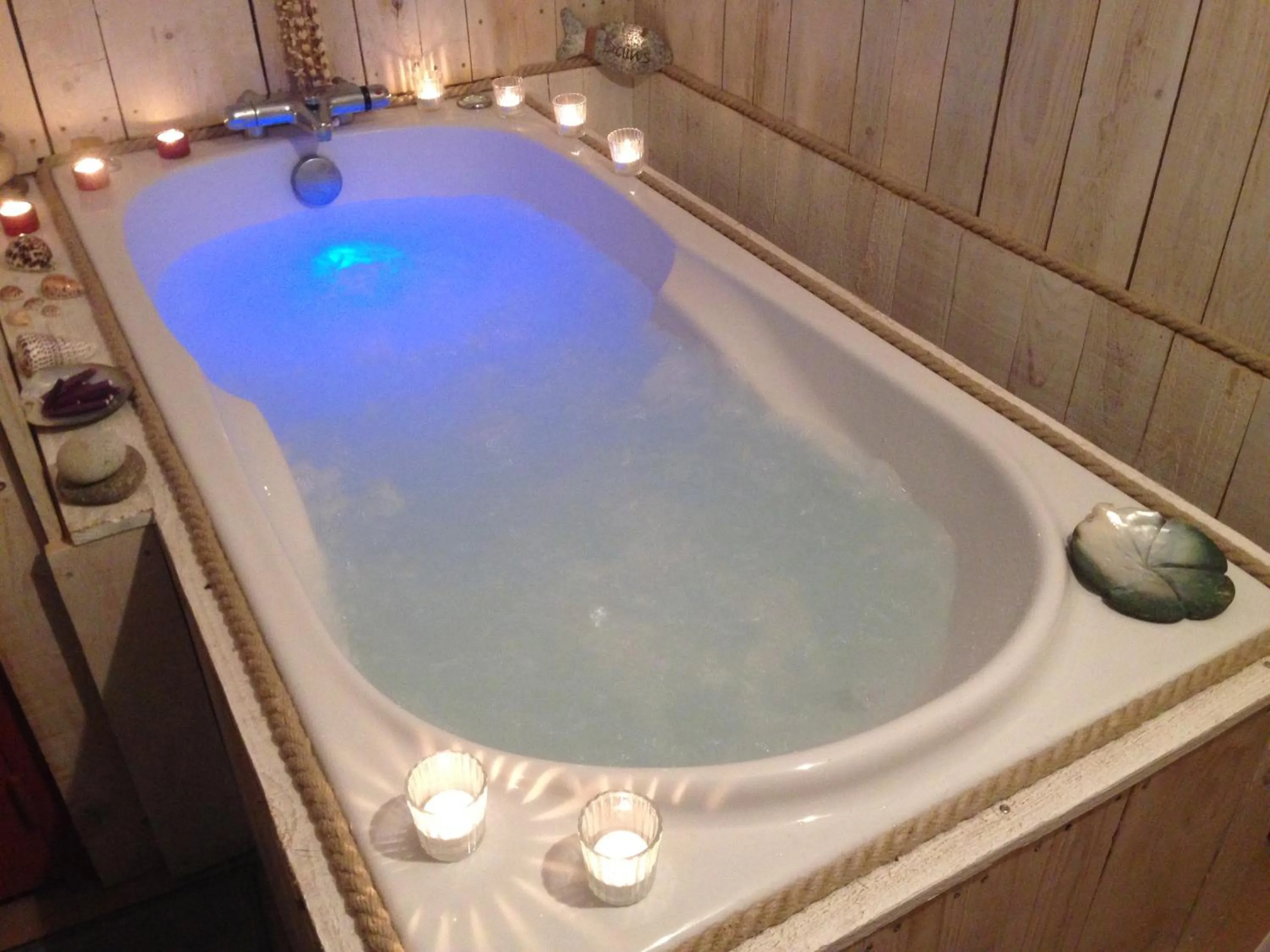 Hot Tub in La Calade Chambres d'Hôtes & Espace Bien-Etre