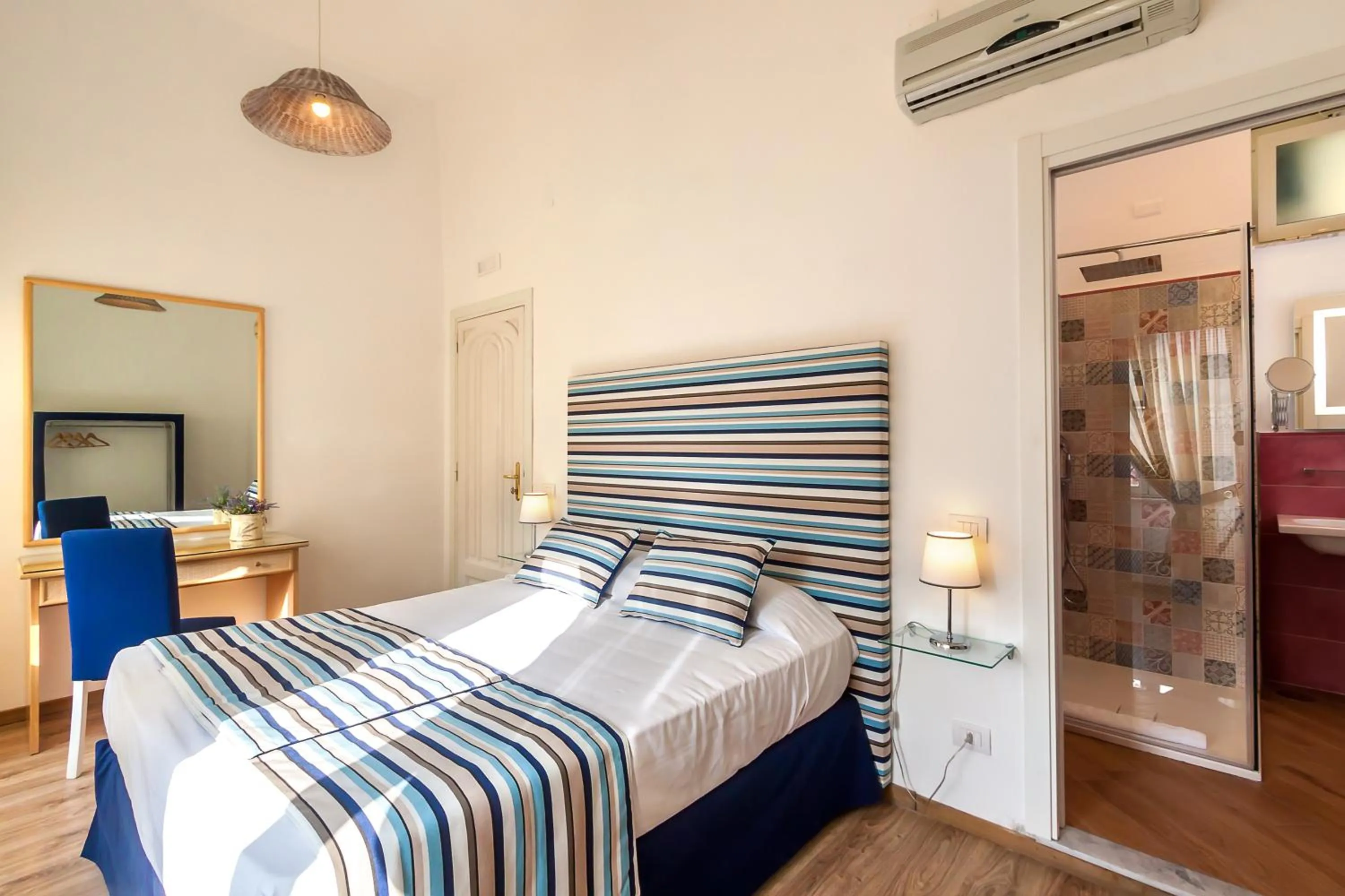 Bathroom, Bed in Palazzo Starace