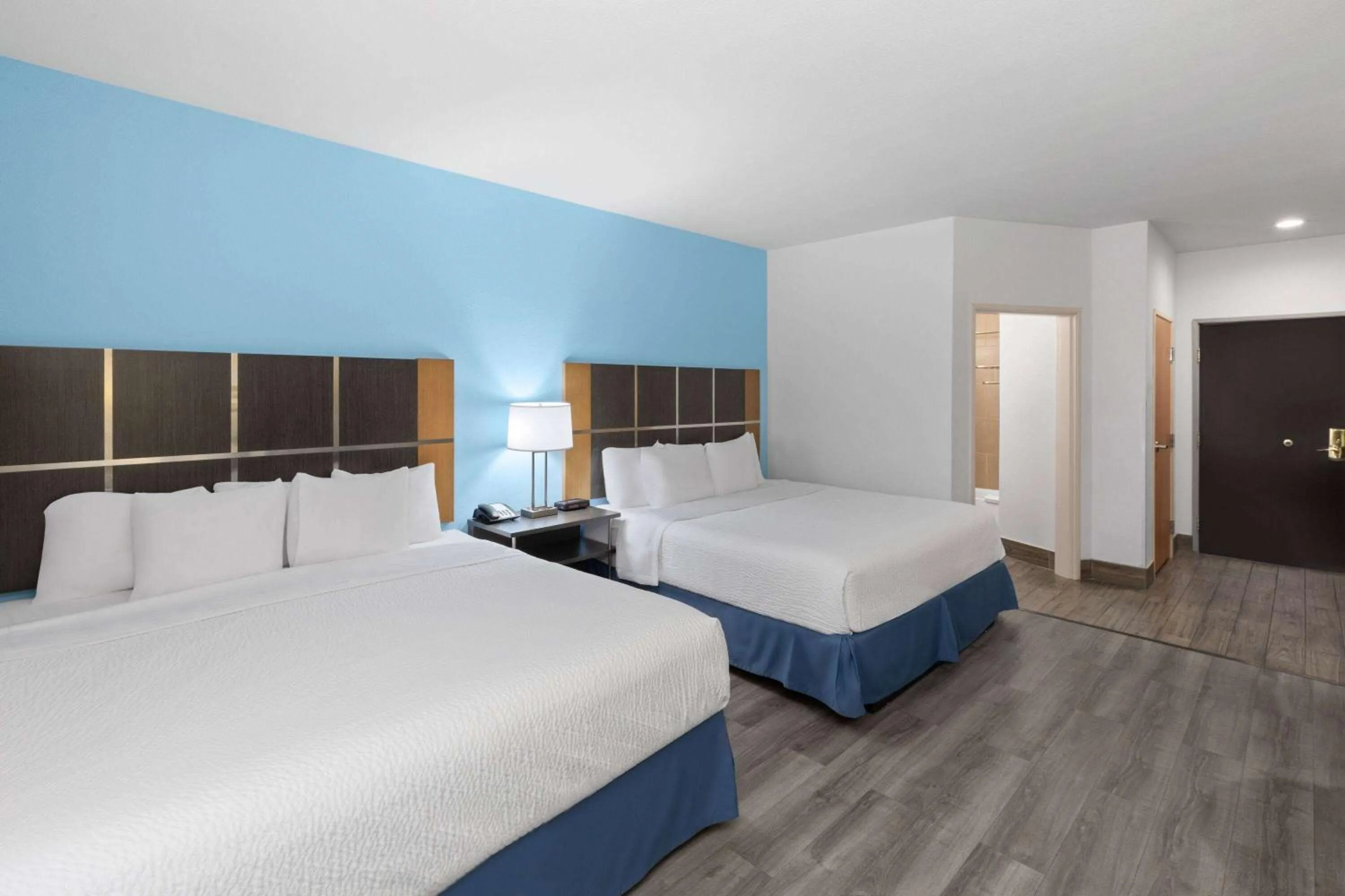 Photo of the whole room, Bed in Days Inn & Suites by Wyndham Lubbock Medical Center