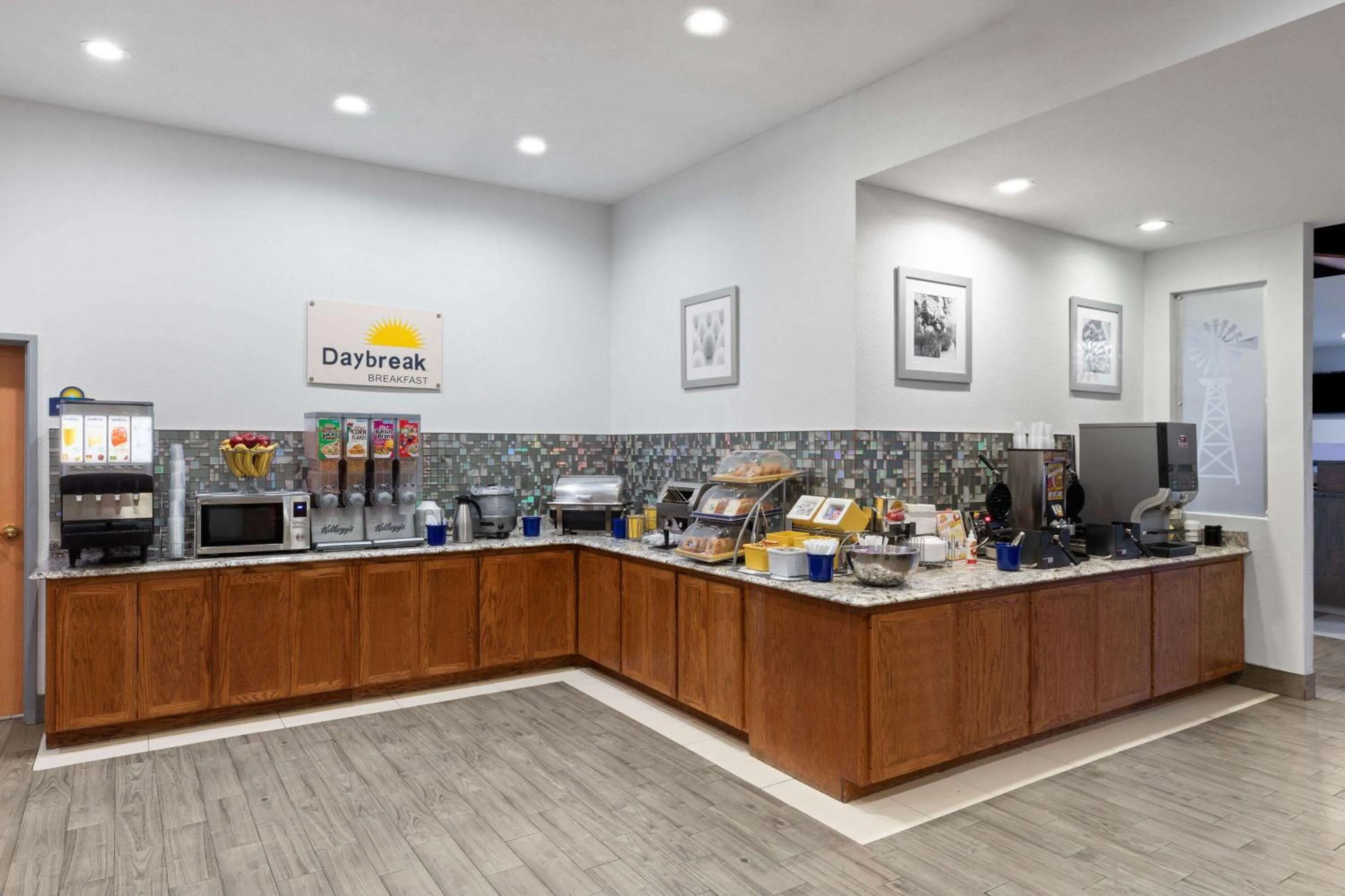 Breakfast in Days Inn & Suites by Wyndham Lubbock Medical Center