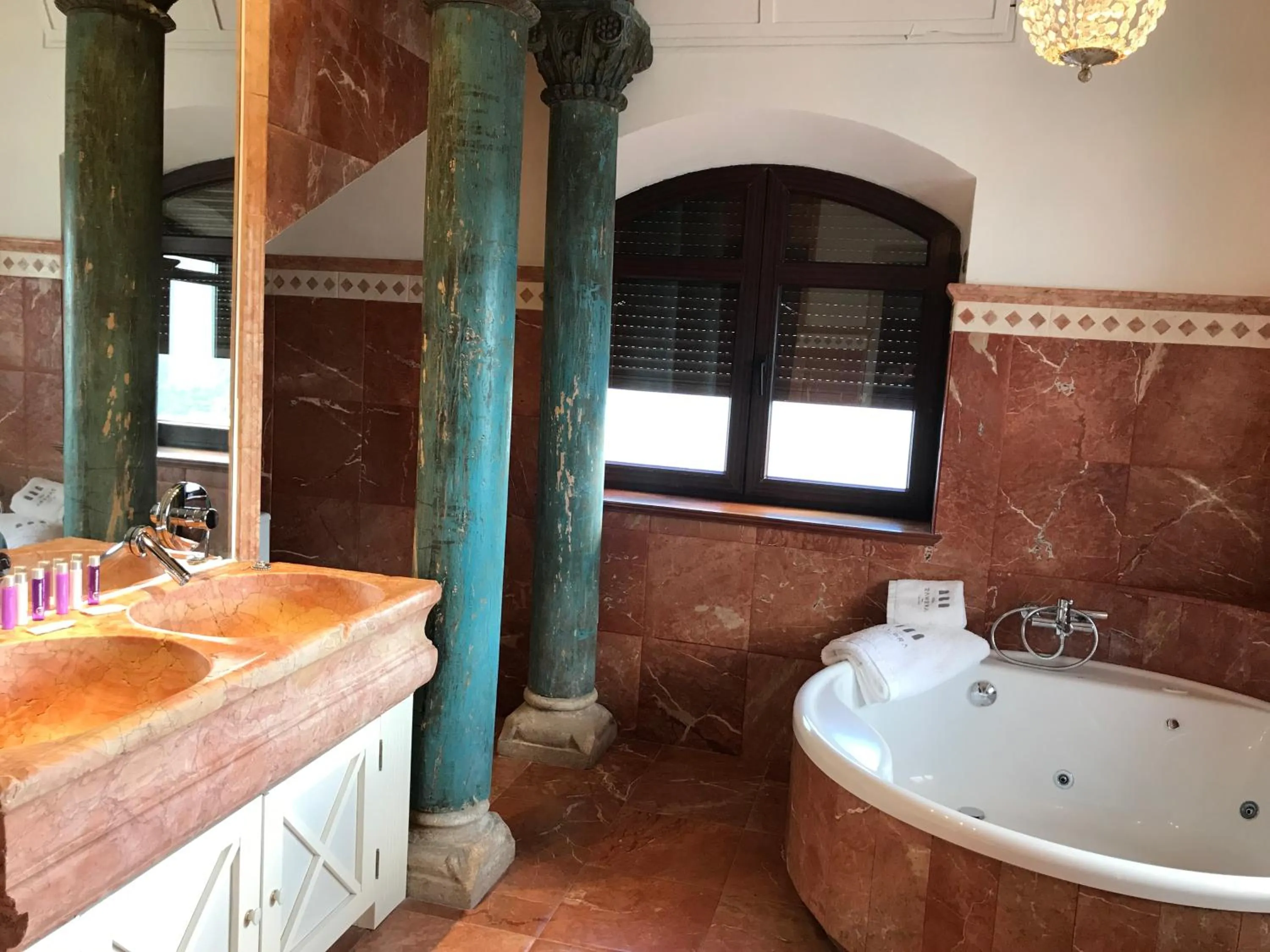 Hot Tub in Casa Palacio VillaZambra