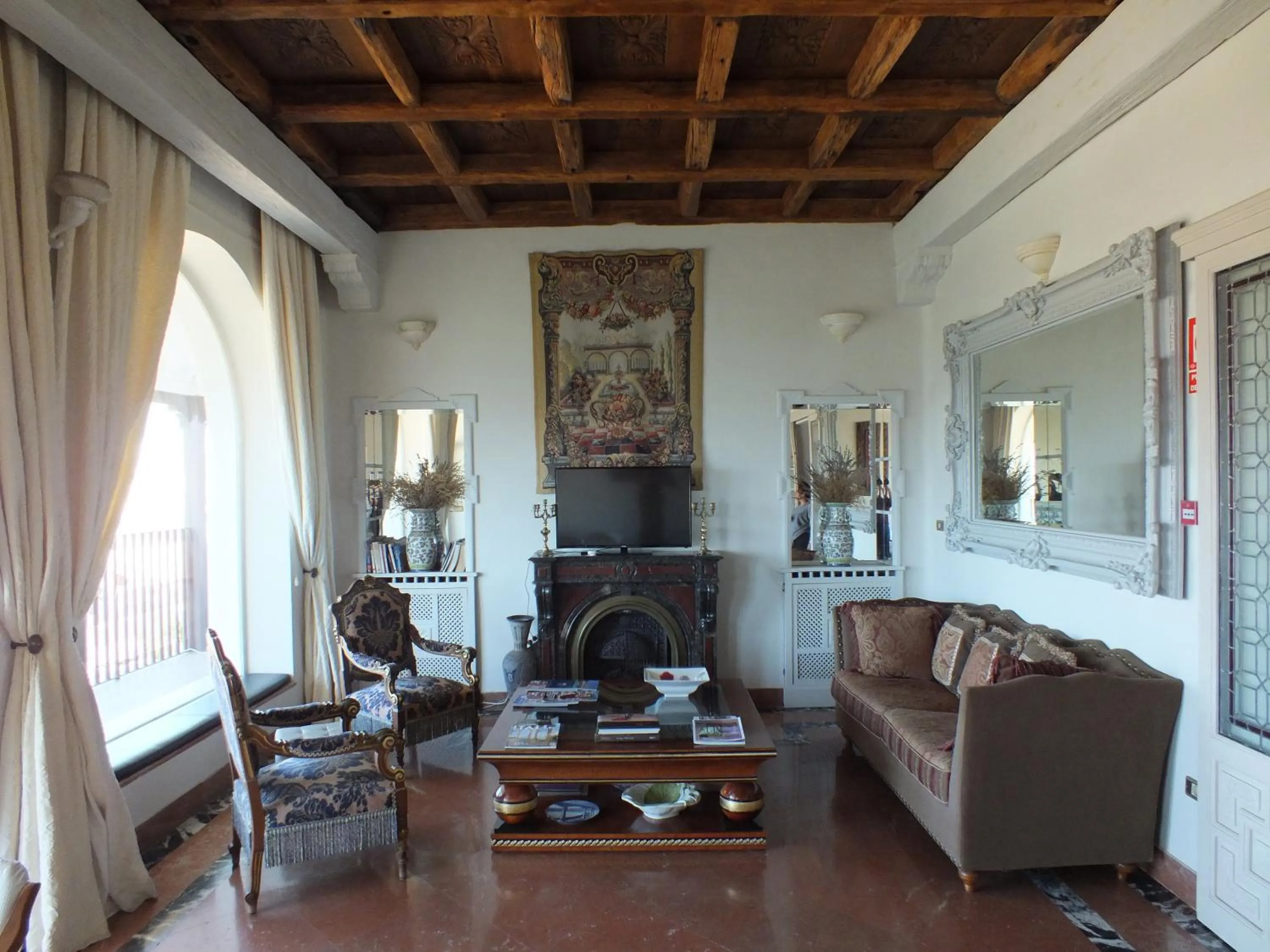 Communal lounge/ TV room in Casa Palacio VillaZambra