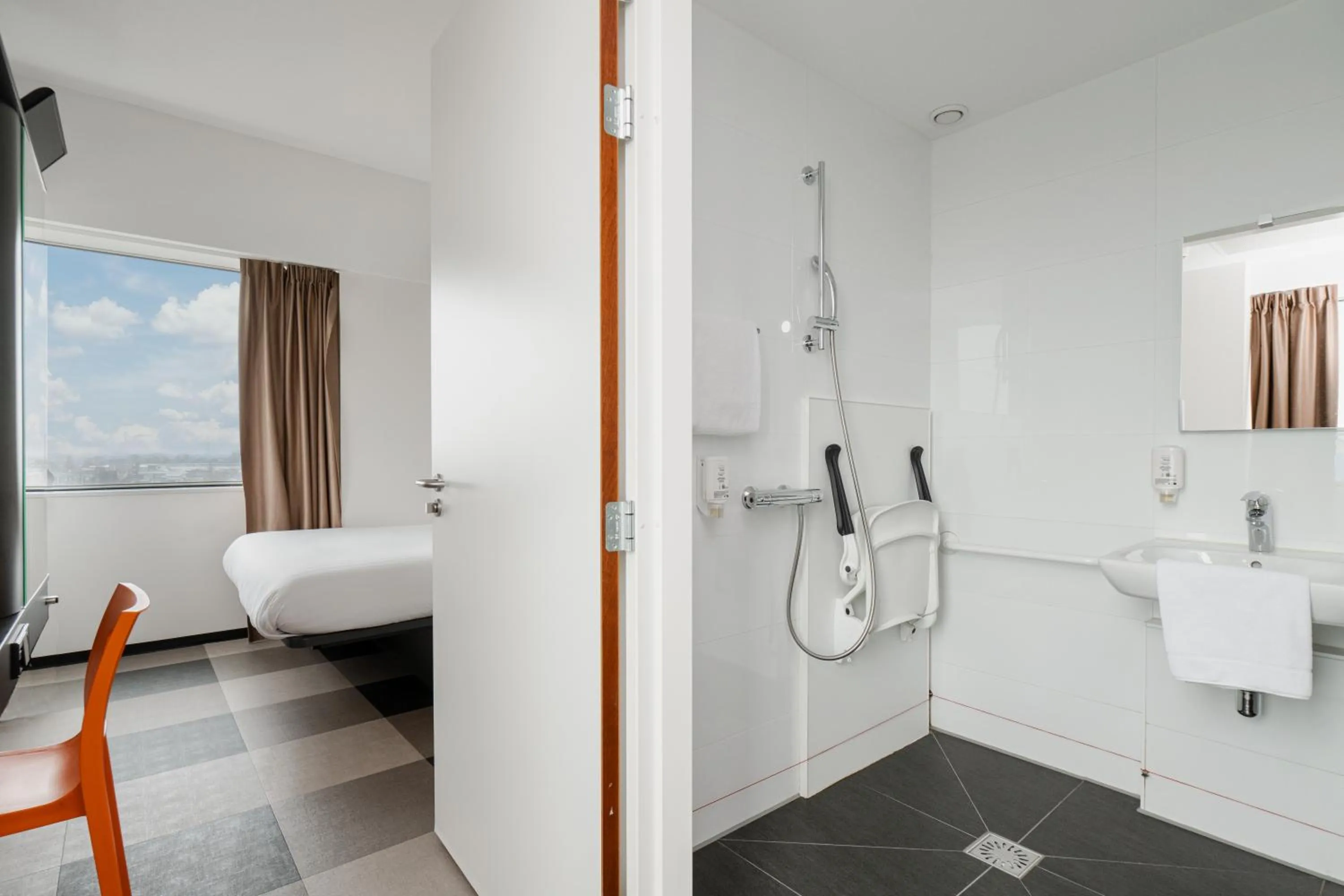 Bathroom, Bed in easyHotel Amsterdam Zaandam