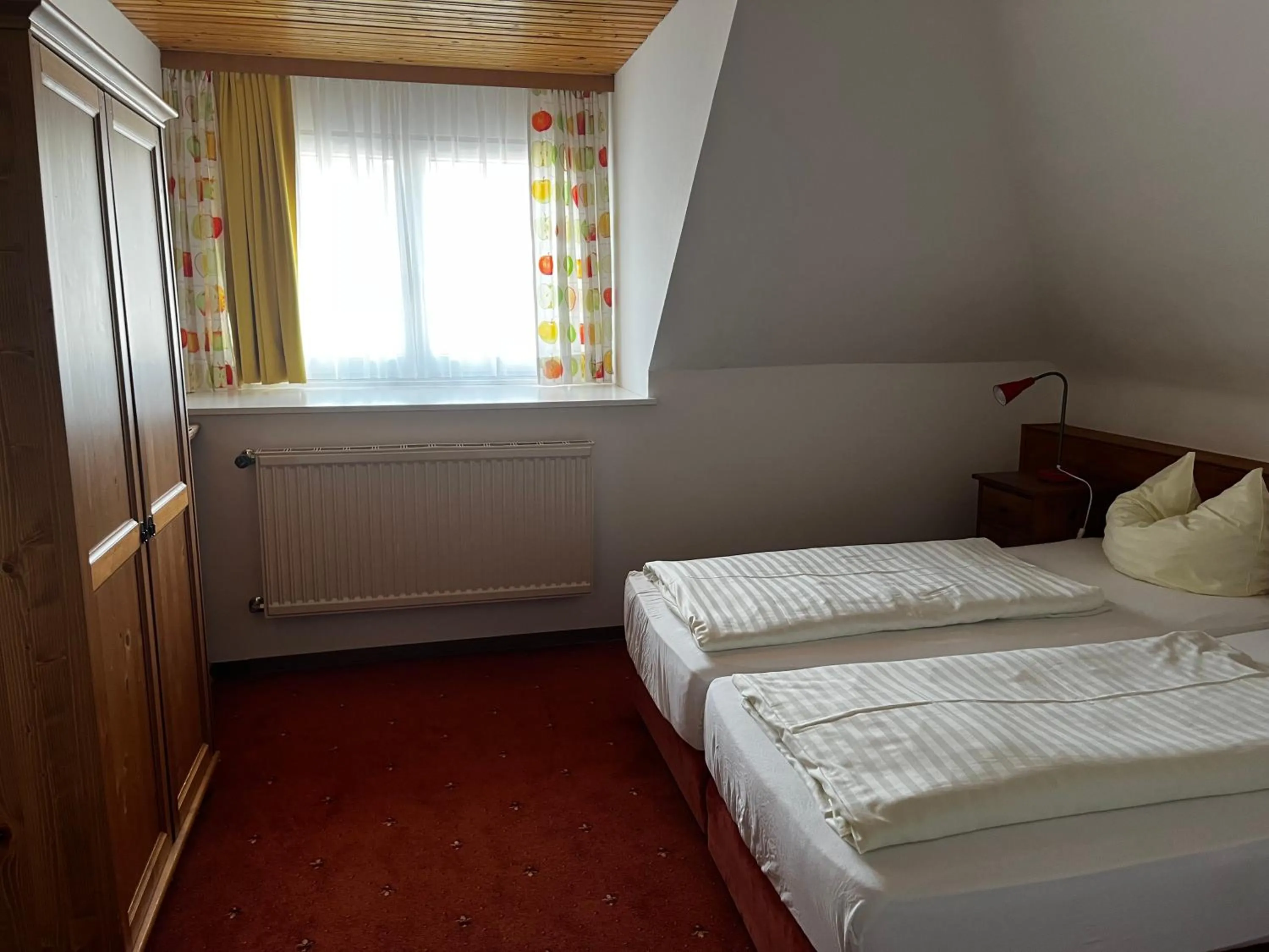 Photo of the whole room, Bed in Apfelwirt