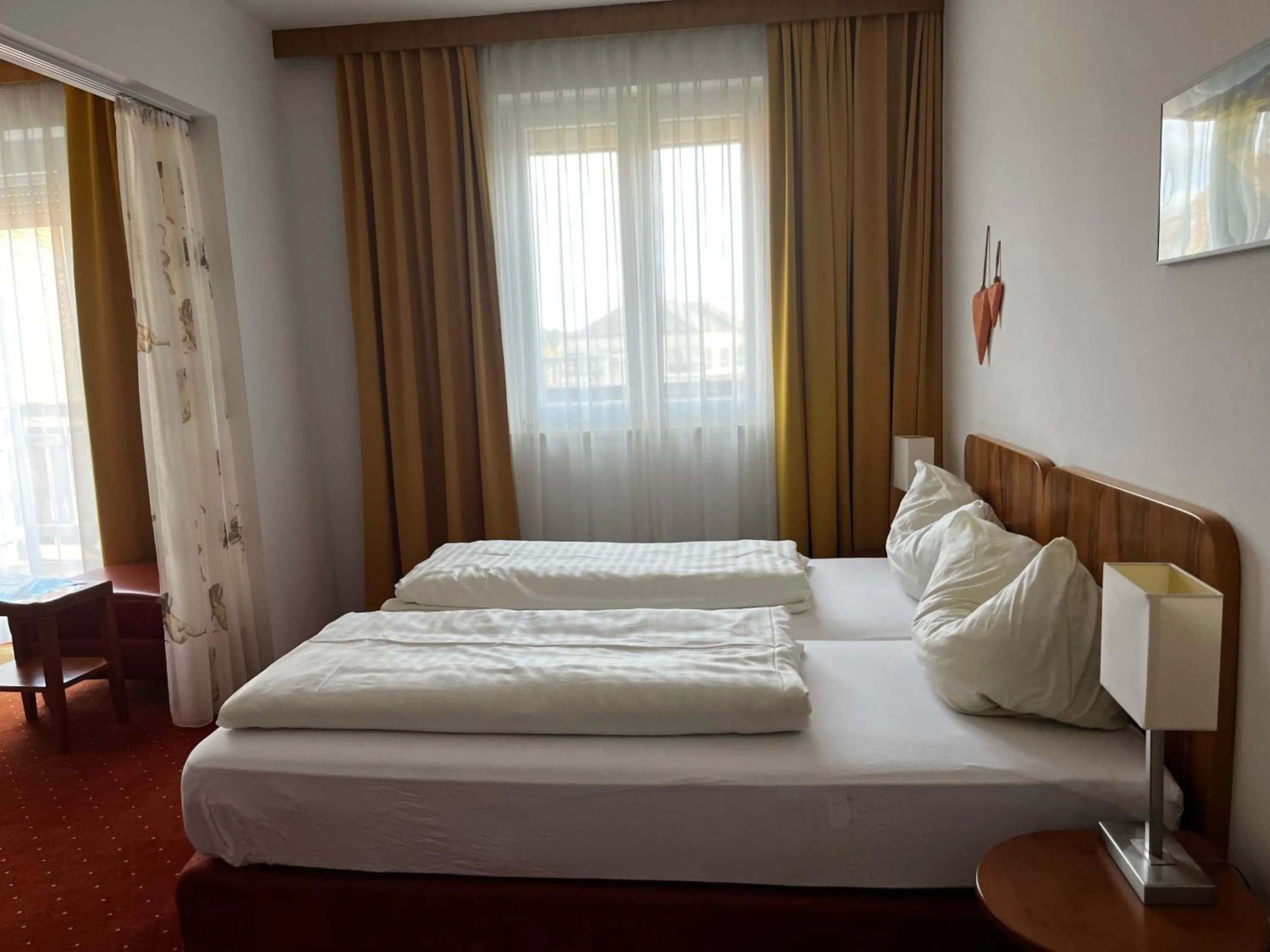 Photo of the whole room, Bed in Apfelwirt