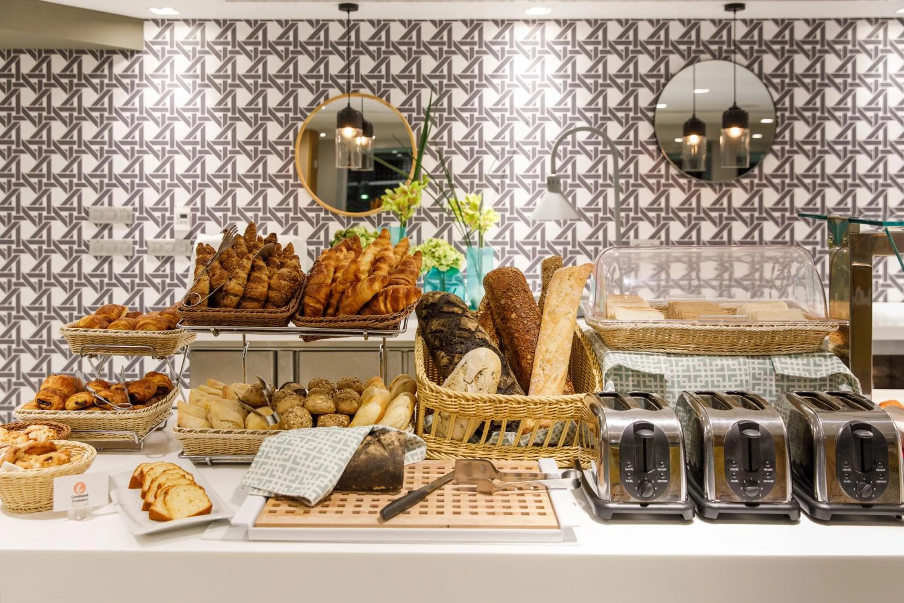 Buffet breakfast in Santa Monica Suites Hotel