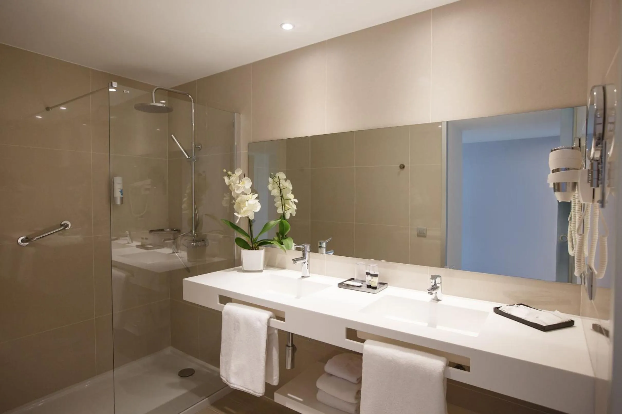 Bathroom in Santa Monica Suites Hotel