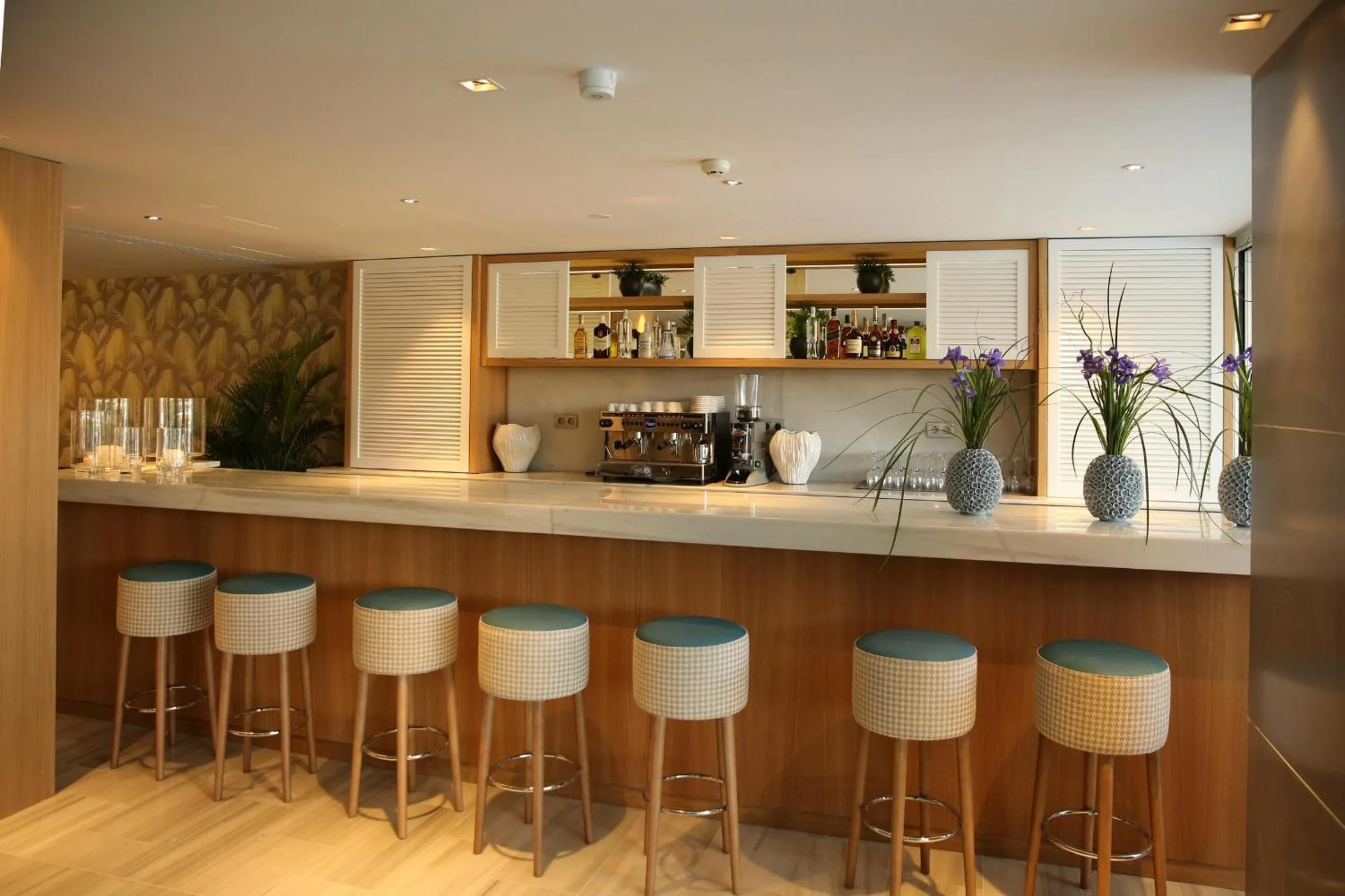Lounge or bar in Santa Monica Suites Hotel