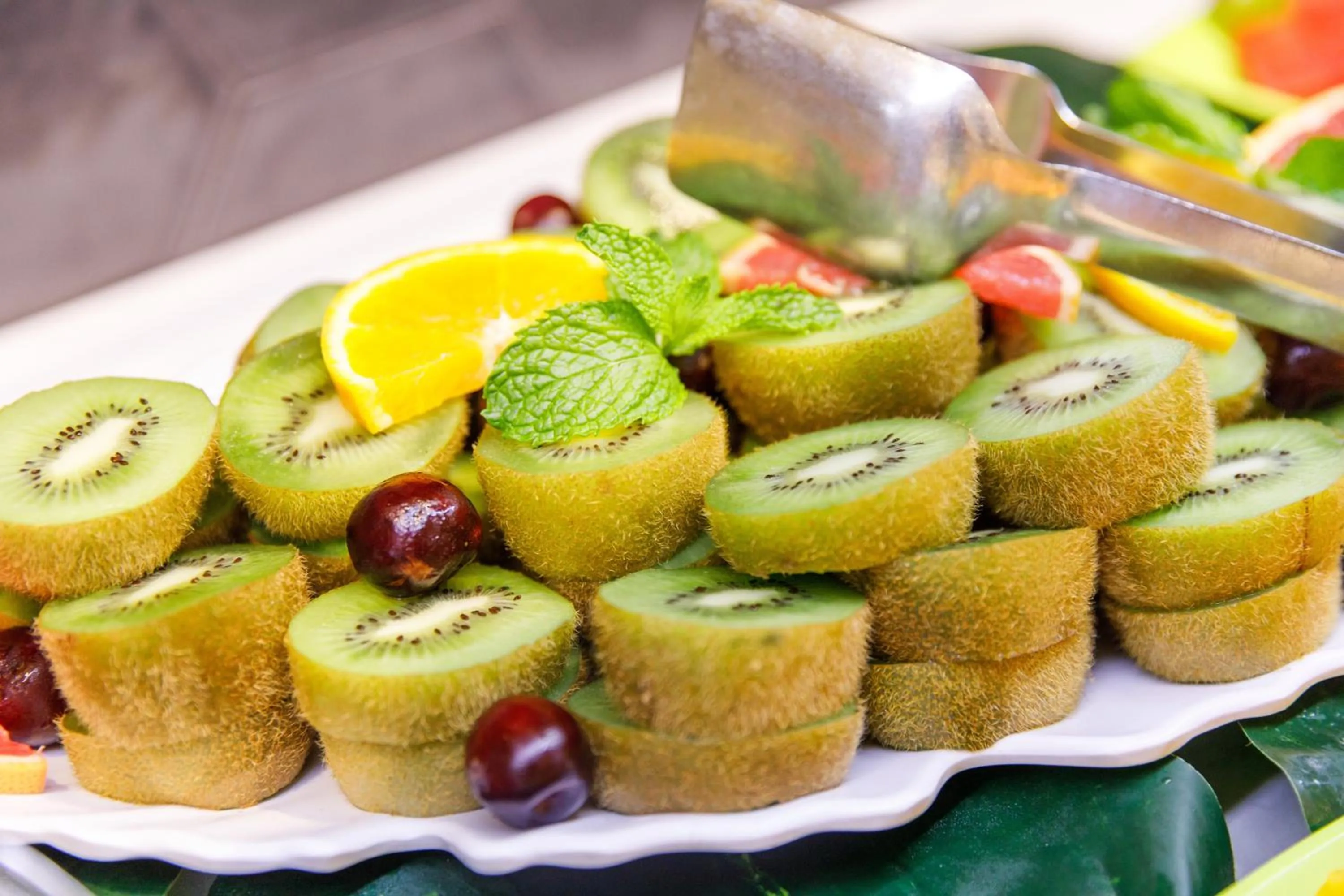 Buffet breakfast in Santa Monica Suites Hotel