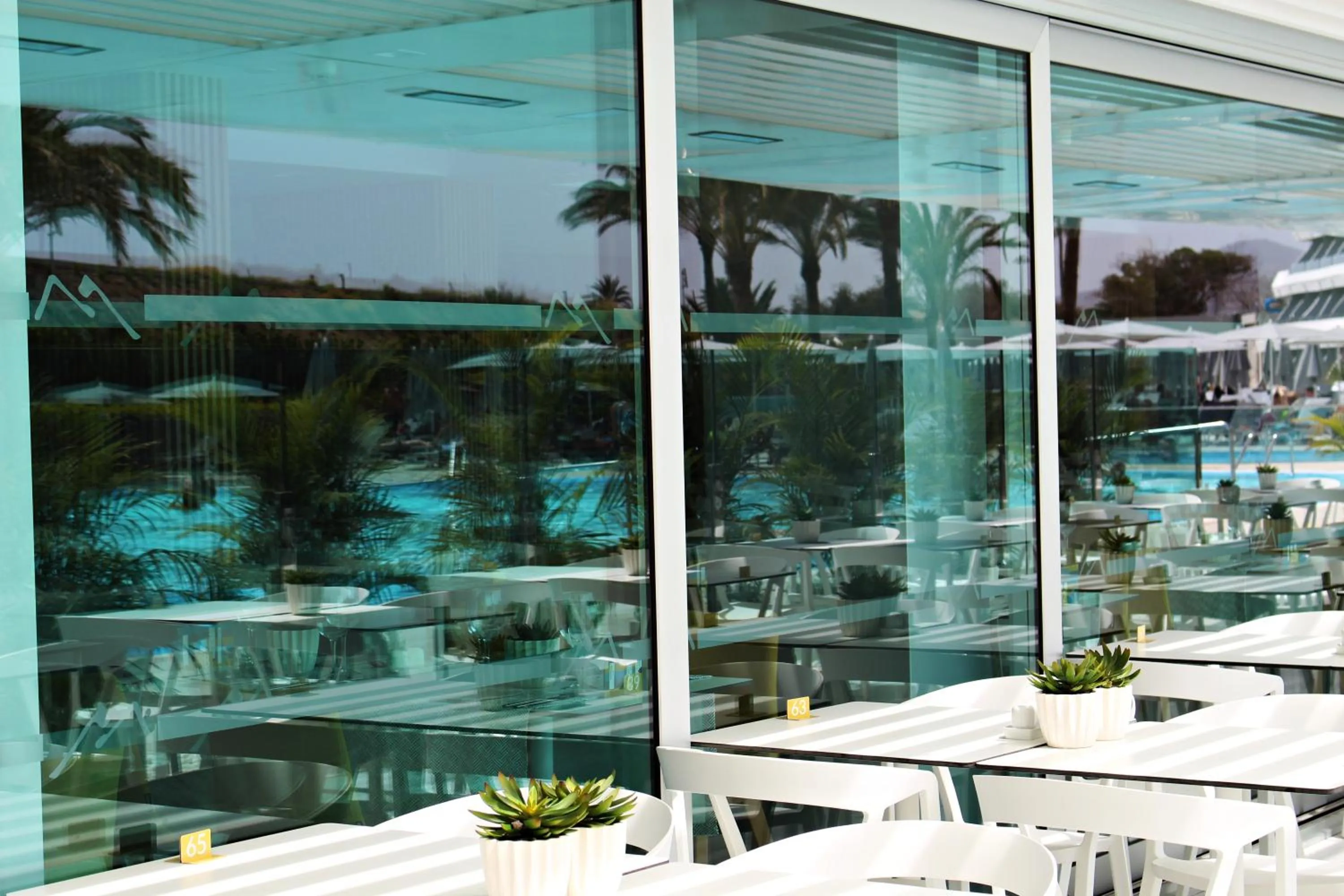 Restaurant/places to eat in Santa Monica Suites Hotel