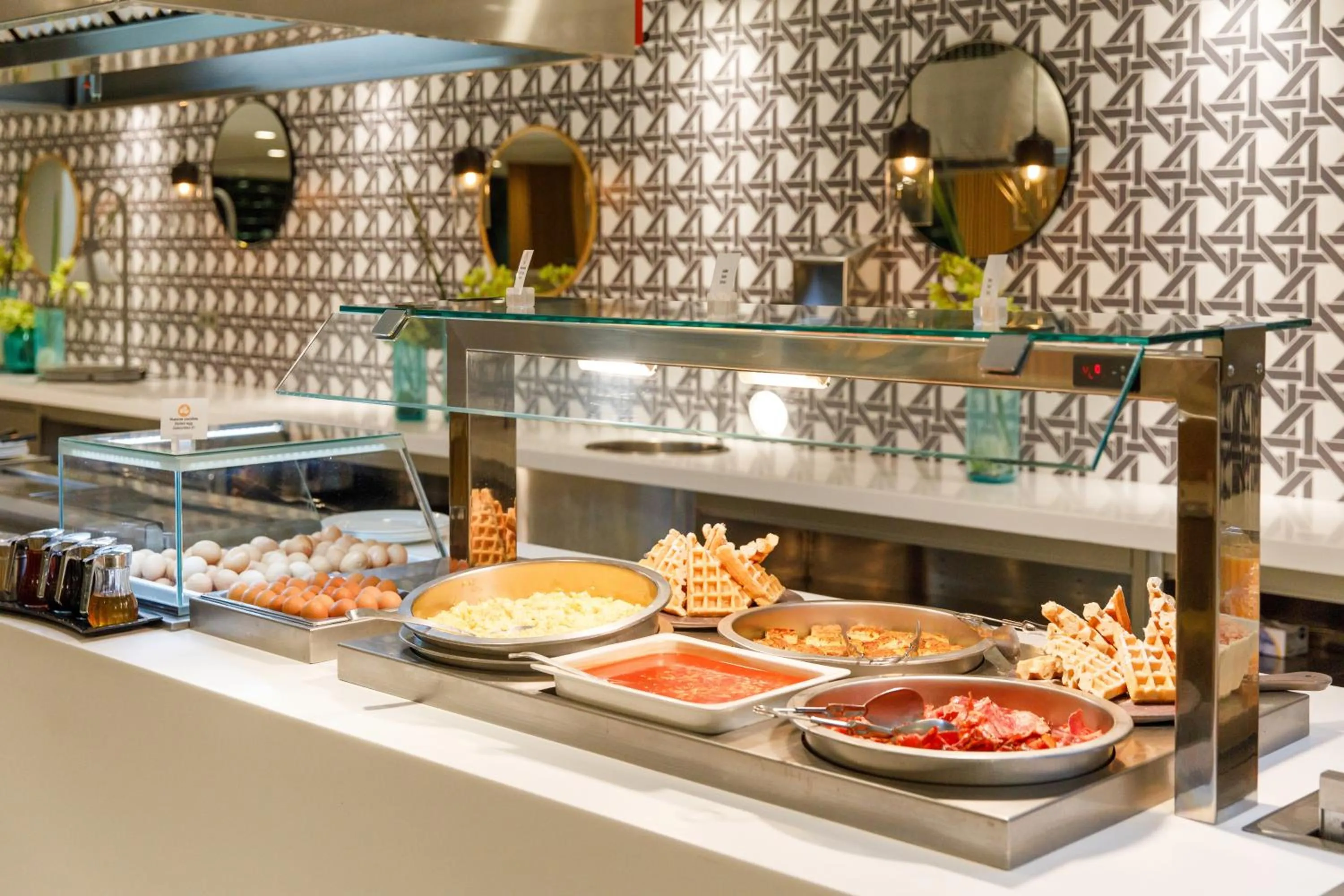 Buffet breakfast in Santa Monica Suites Hotel