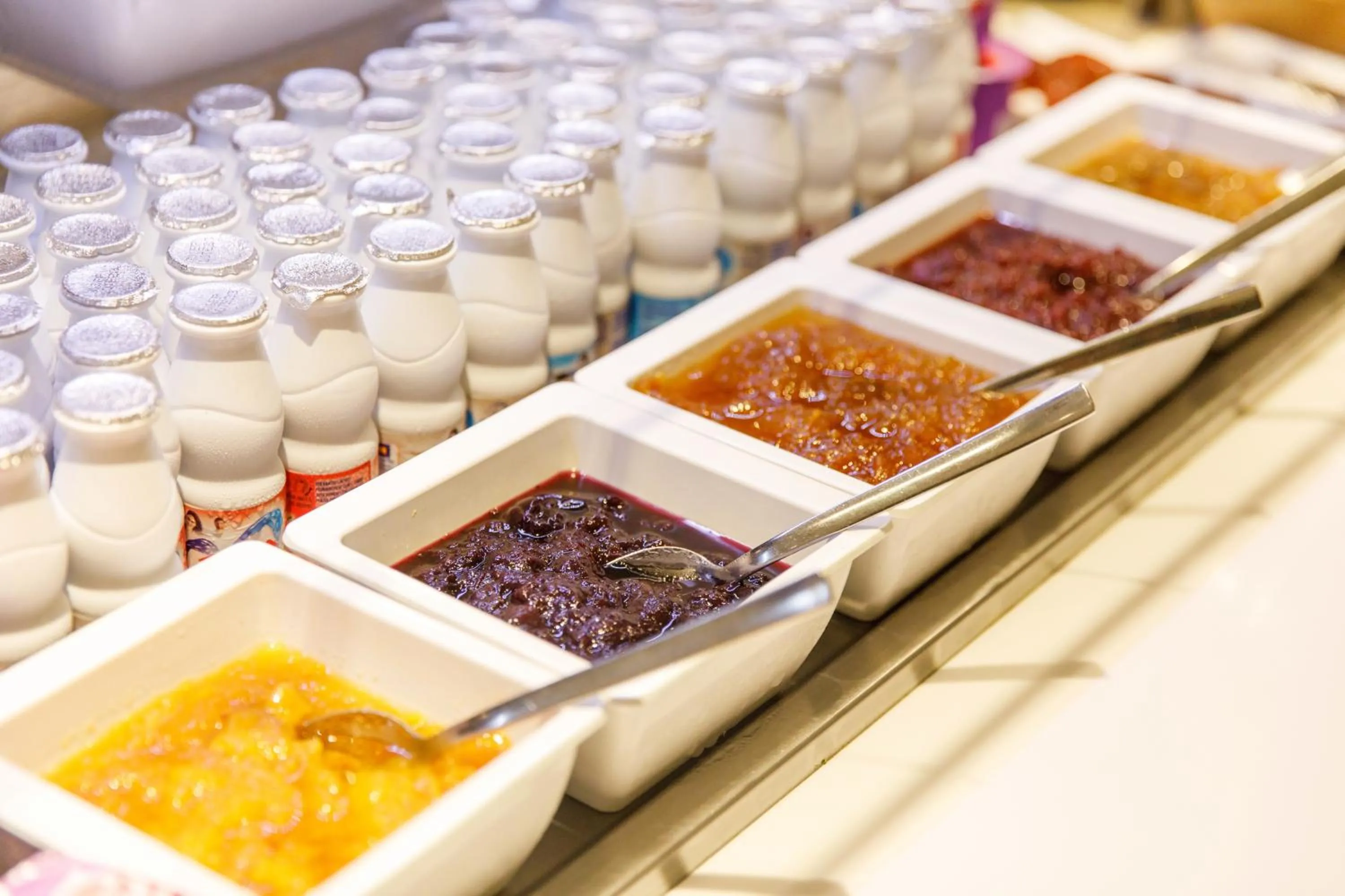 Buffet breakfast in Santa Monica Suites Hotel