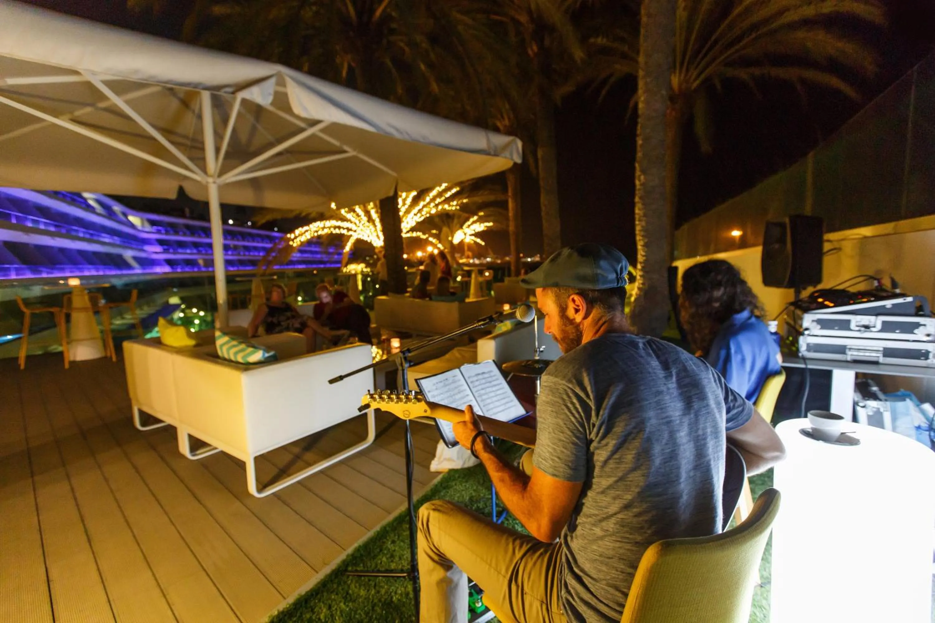 Evening entertainment in Santa Monica Suites Hotel